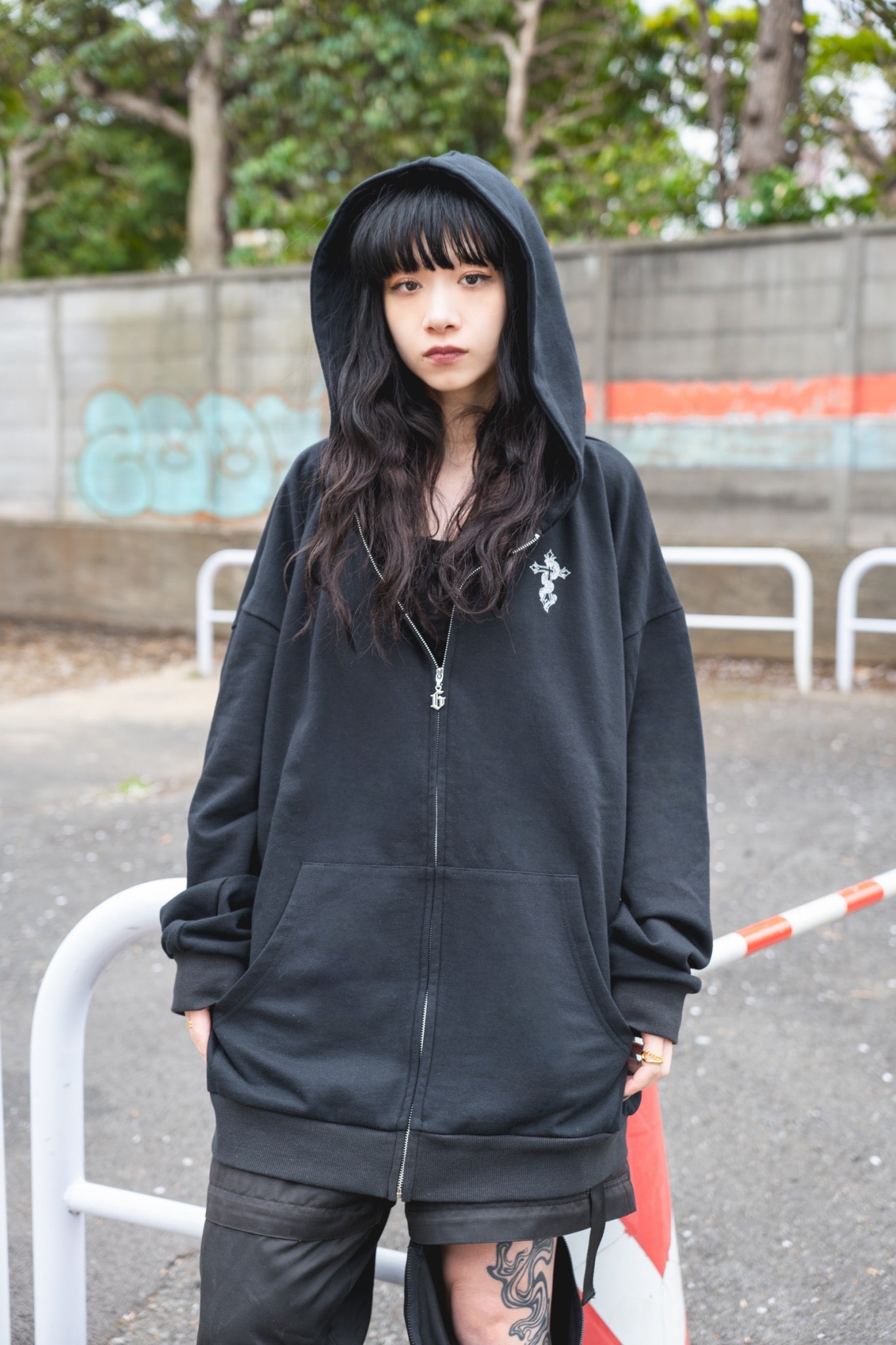 【再販】gibous logo snake cross parker black