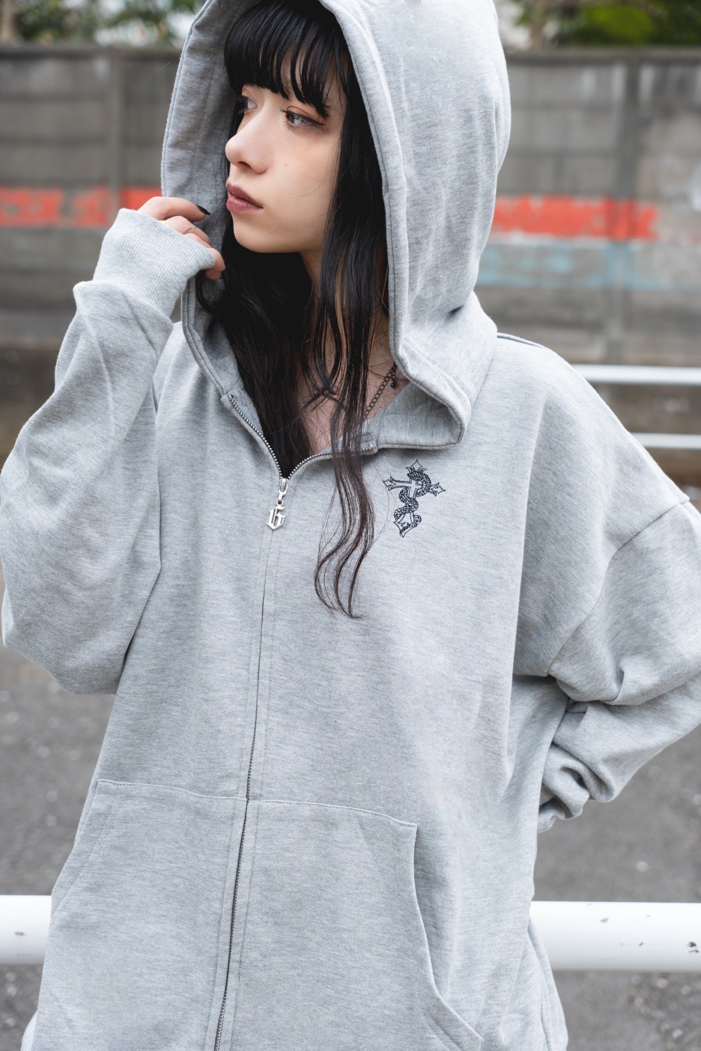 gibous logo snake cross parker gray