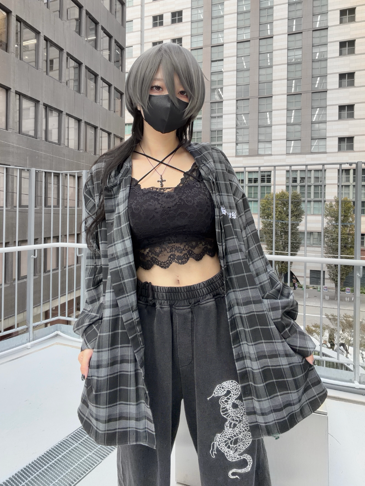 gibous snake scorpion sweat pants powder black