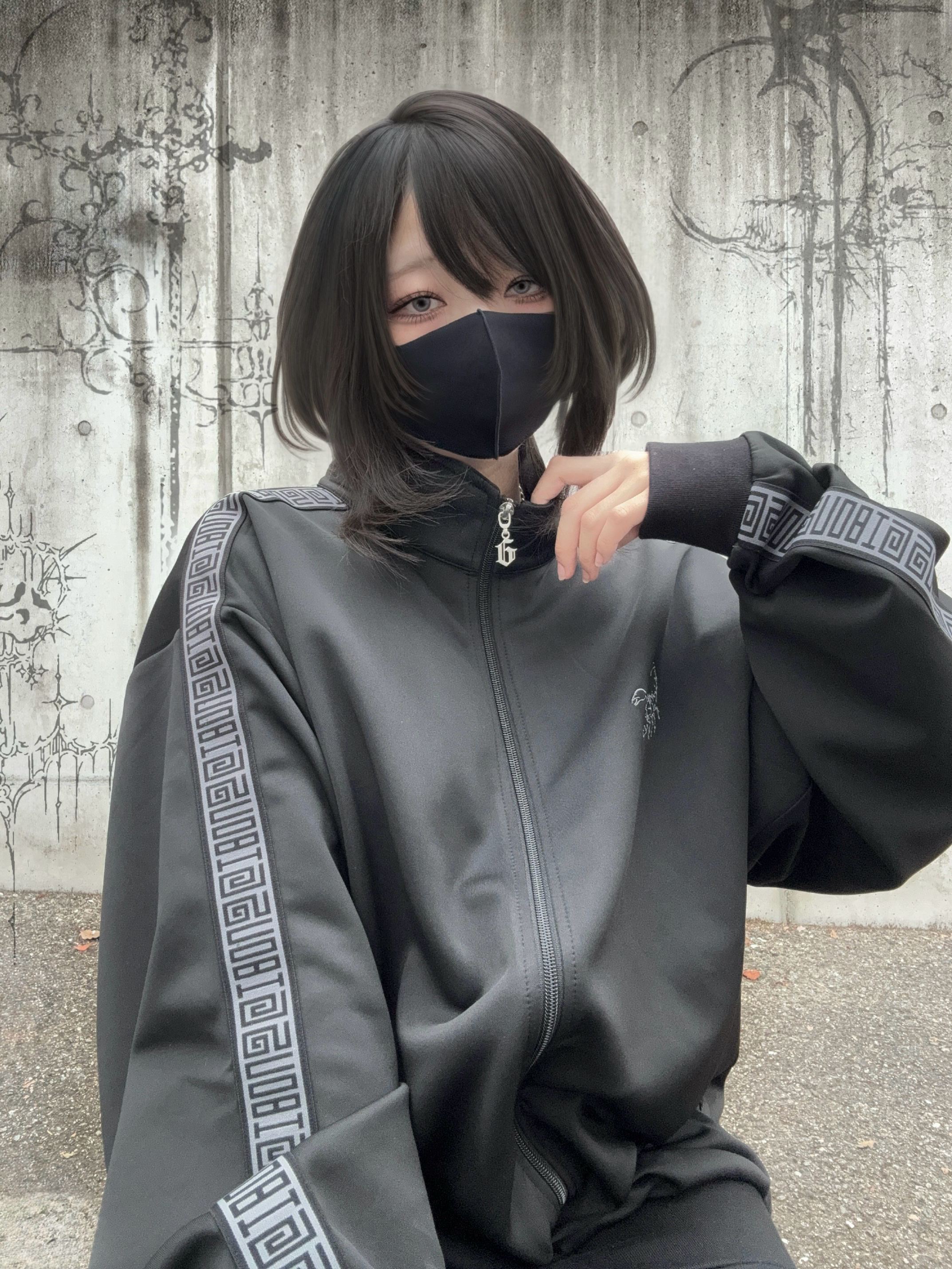 gibous logo jersey scorpion black grey tops