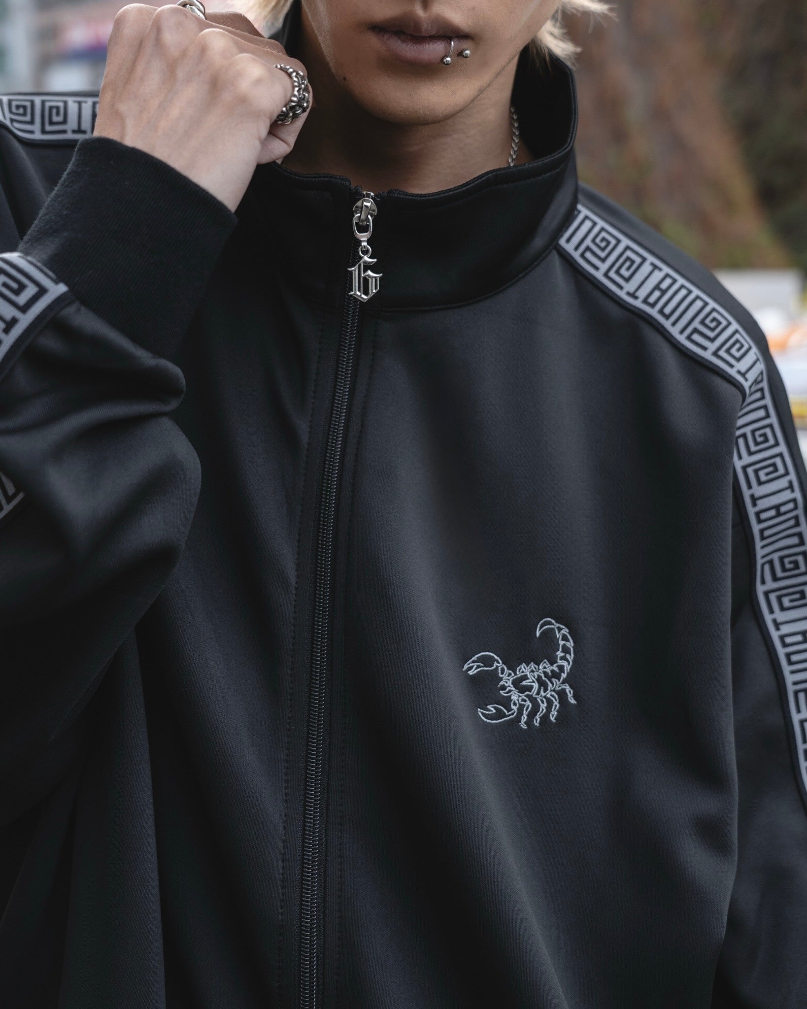 gibous logo jersey scorpion black grey tops