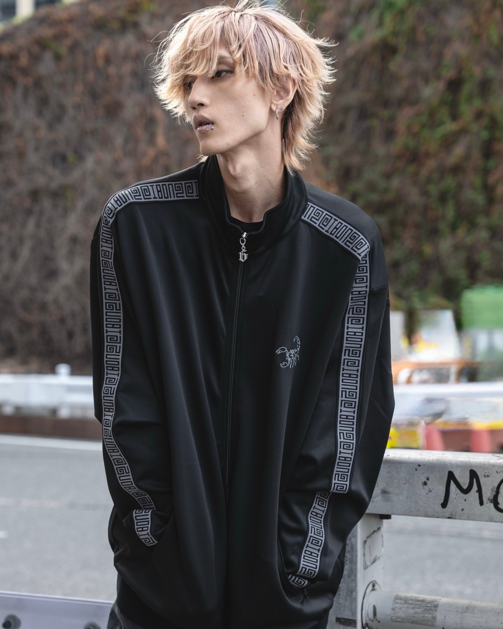 gibous logo jersey scorpion black grey tops