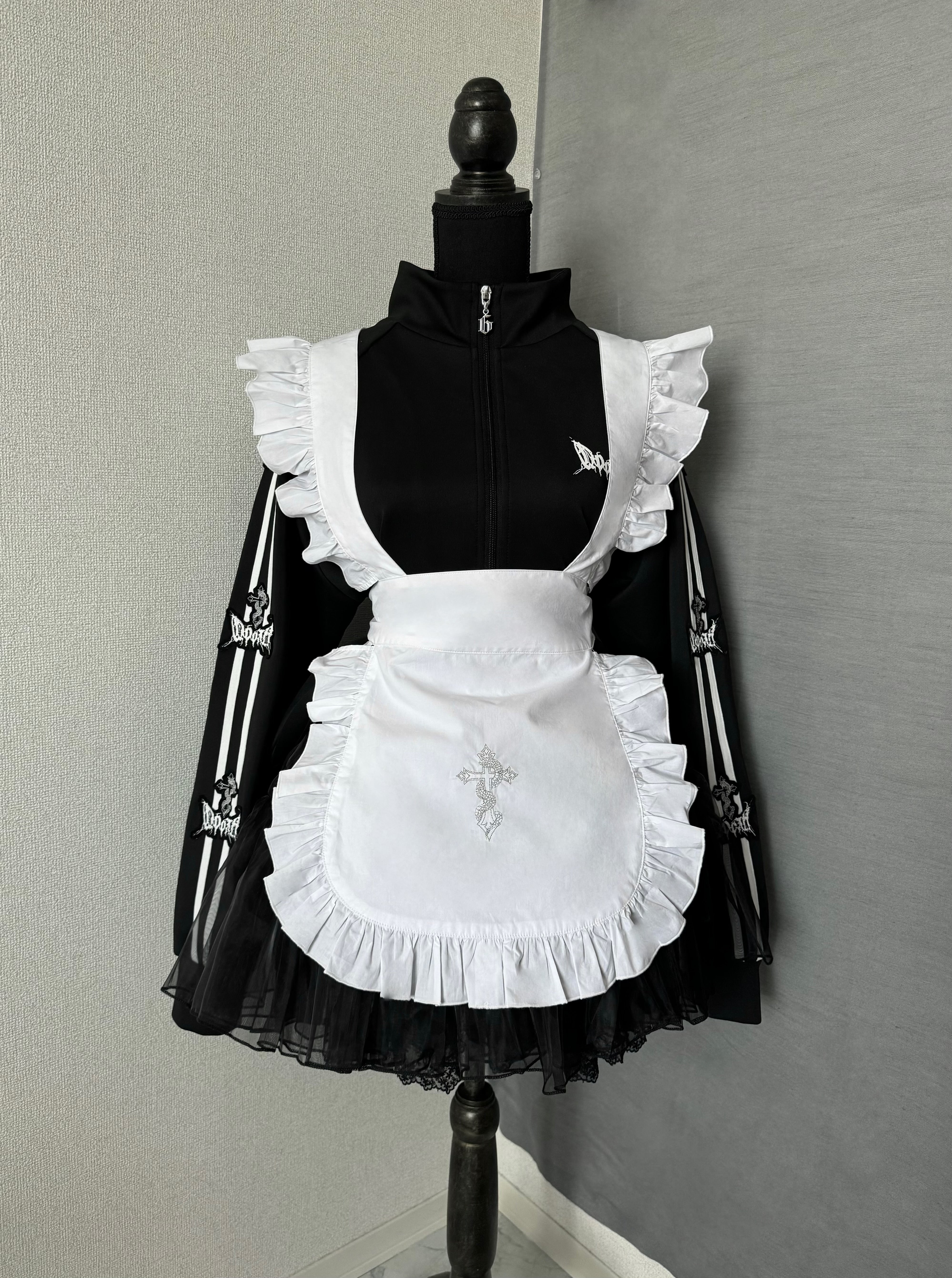gibous snake cross apron white