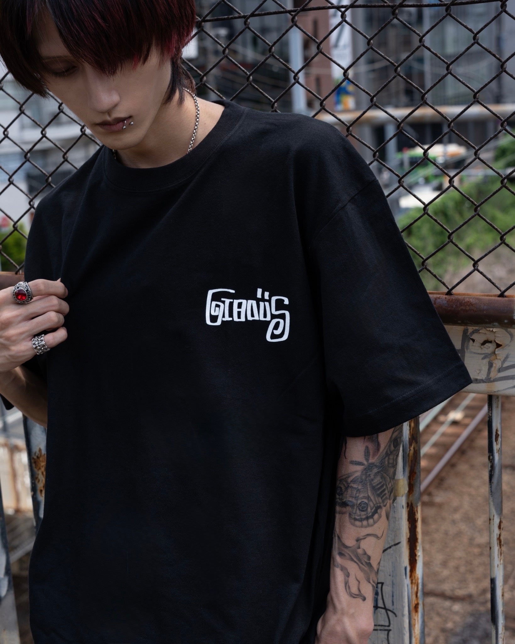 gibous script logo t shirt black