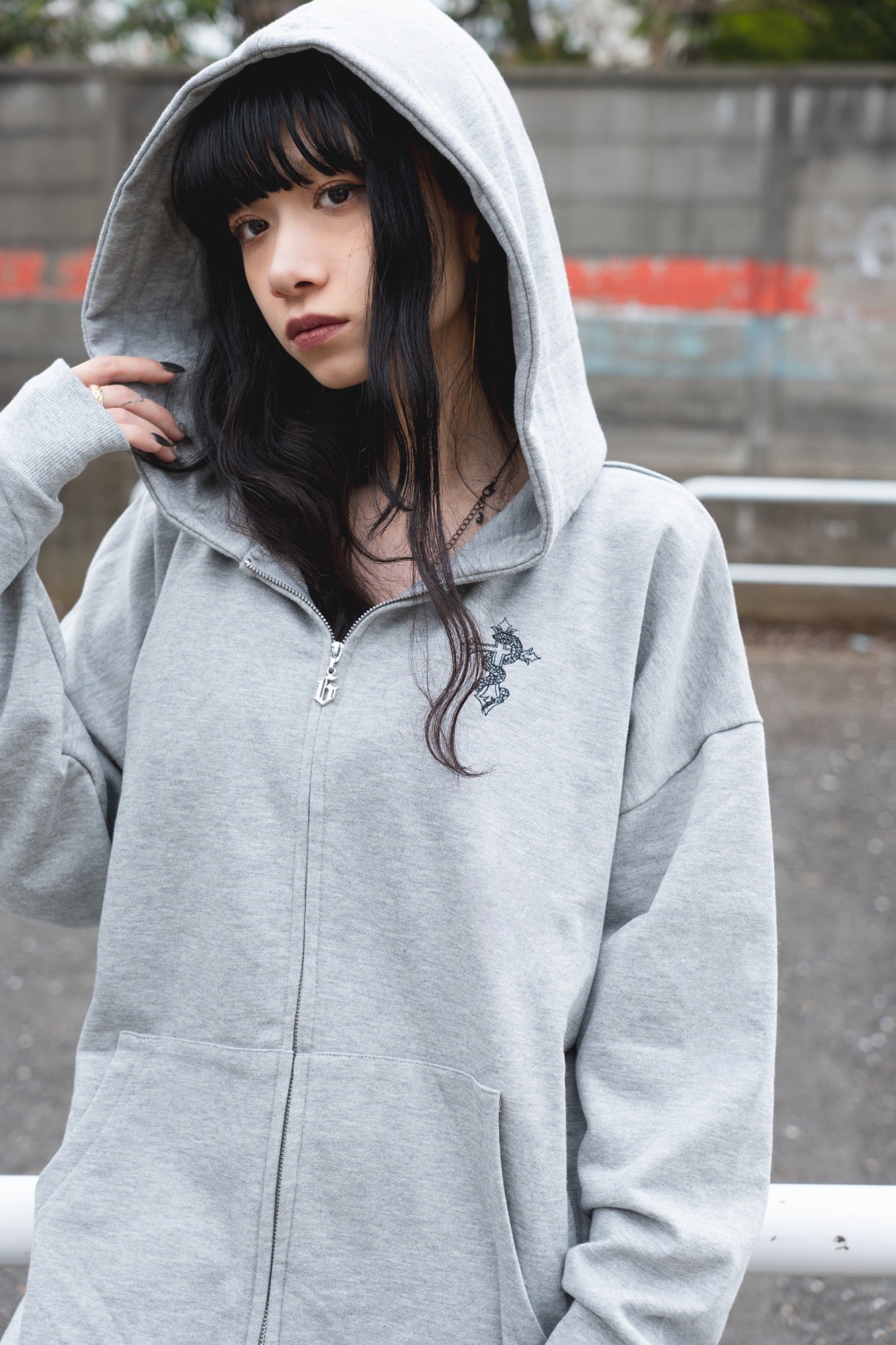 gibous logo snake cross parker gray