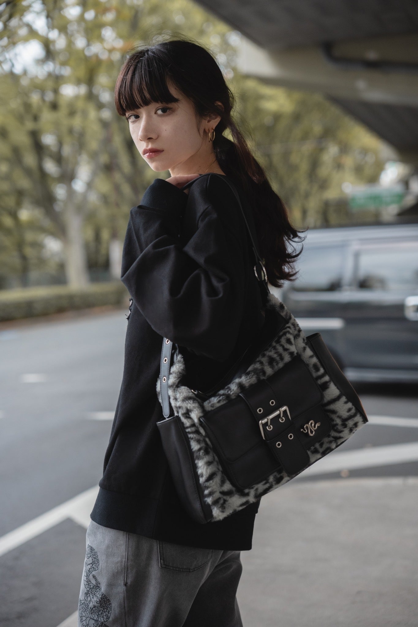 gibous snake bone belt fur leopard shoulder bag