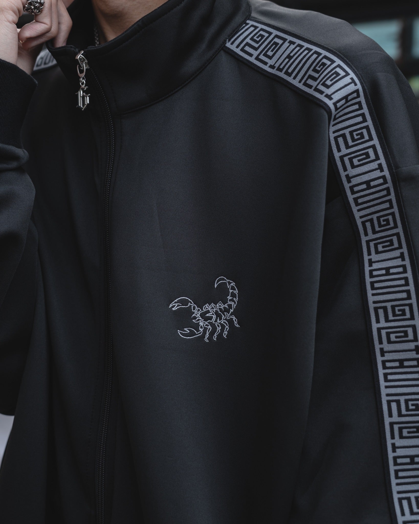 gibous logo jersey scorpion black grey tops