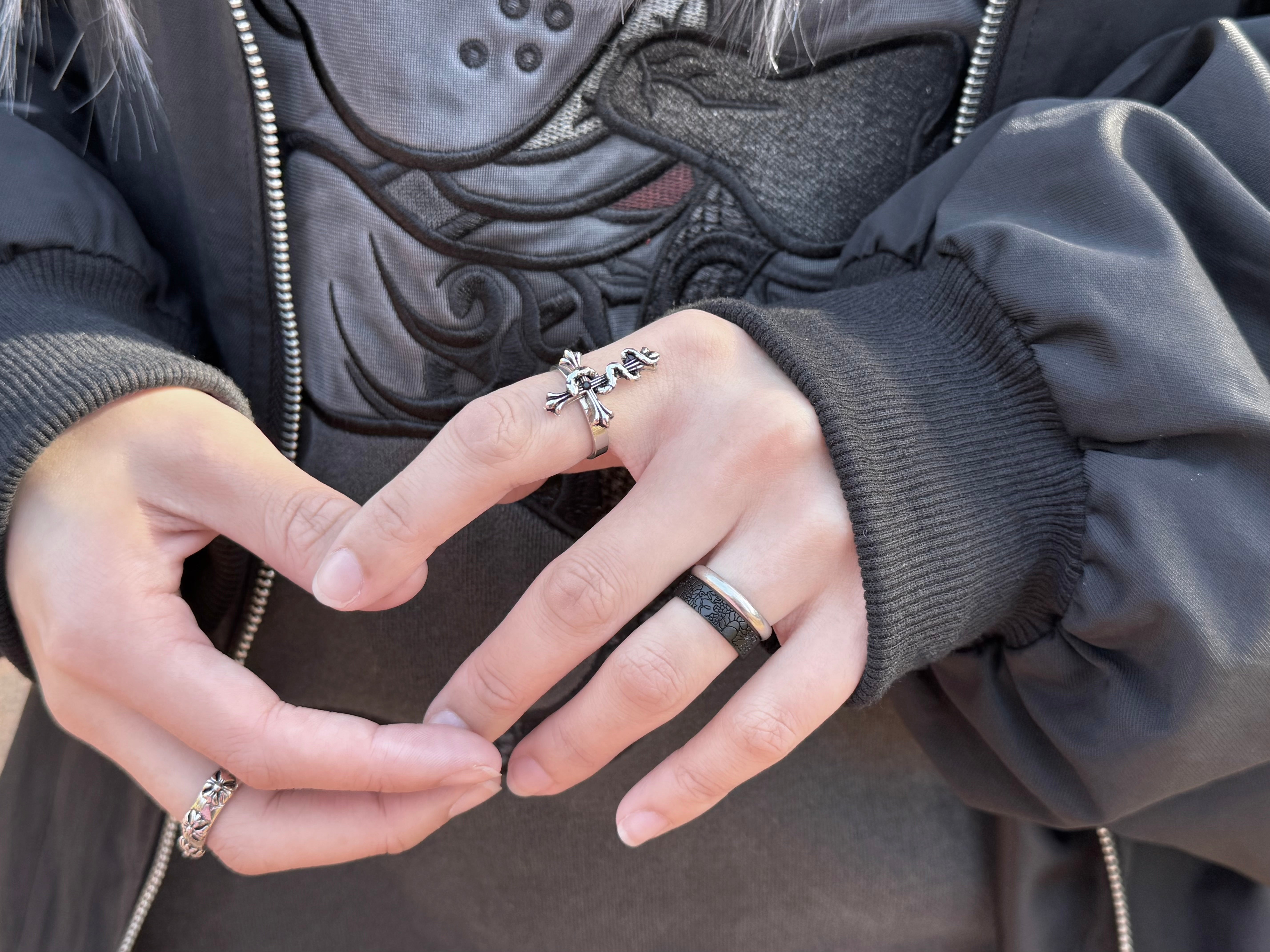 【再販】gibous snake cross ring black