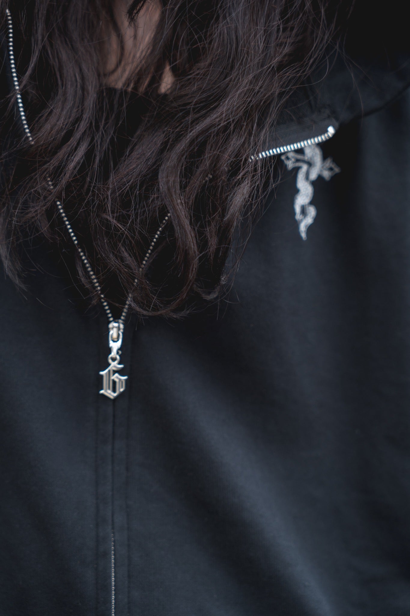 【再販】gibous logo snake cross parker black