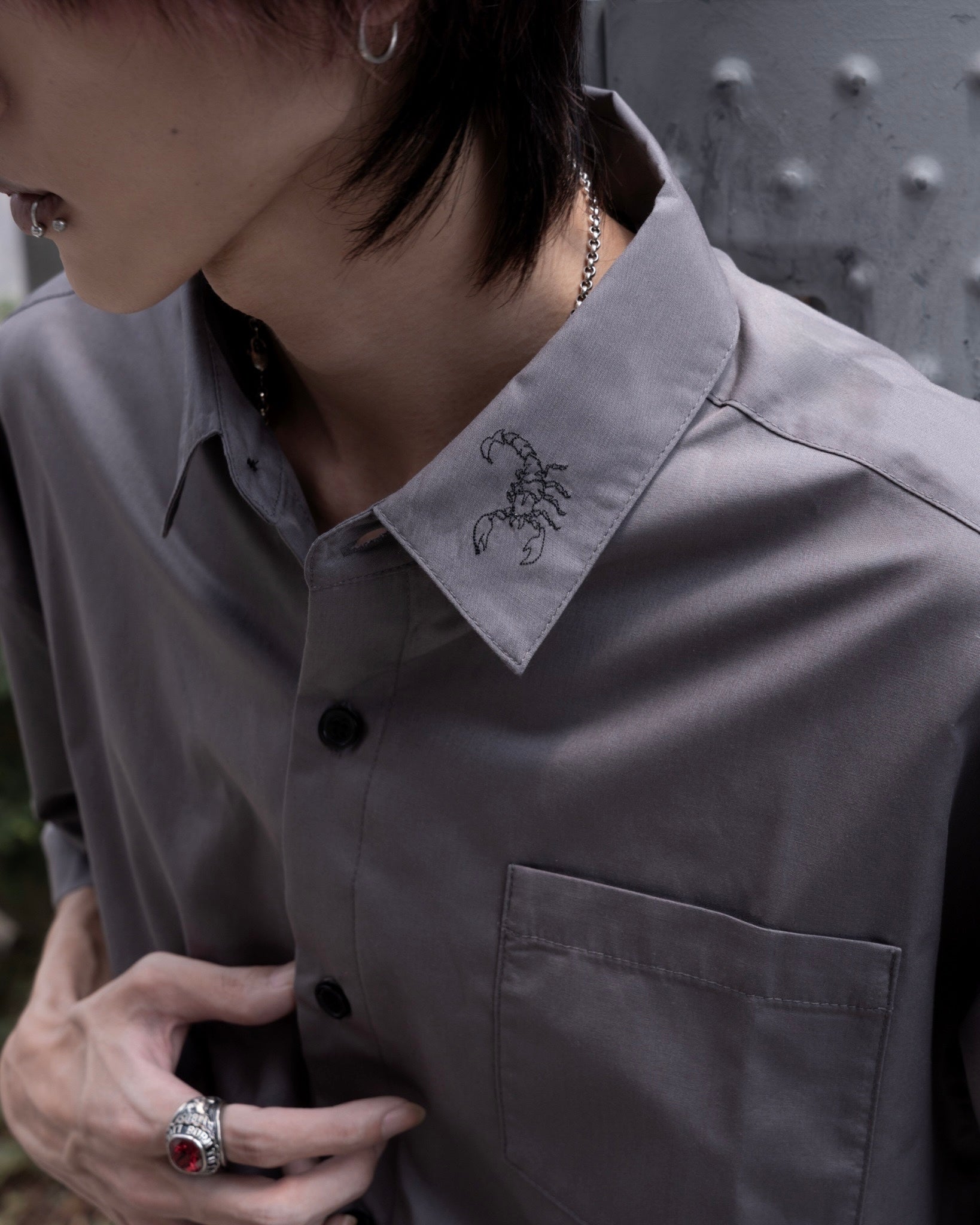 gibous scorpion short sleeve shirt creamgray