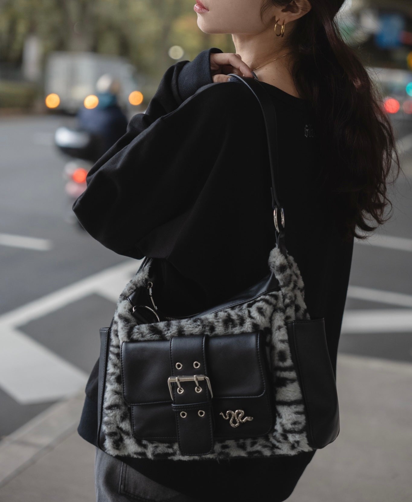 gibous snake bone belt fur leopard shoulder bag