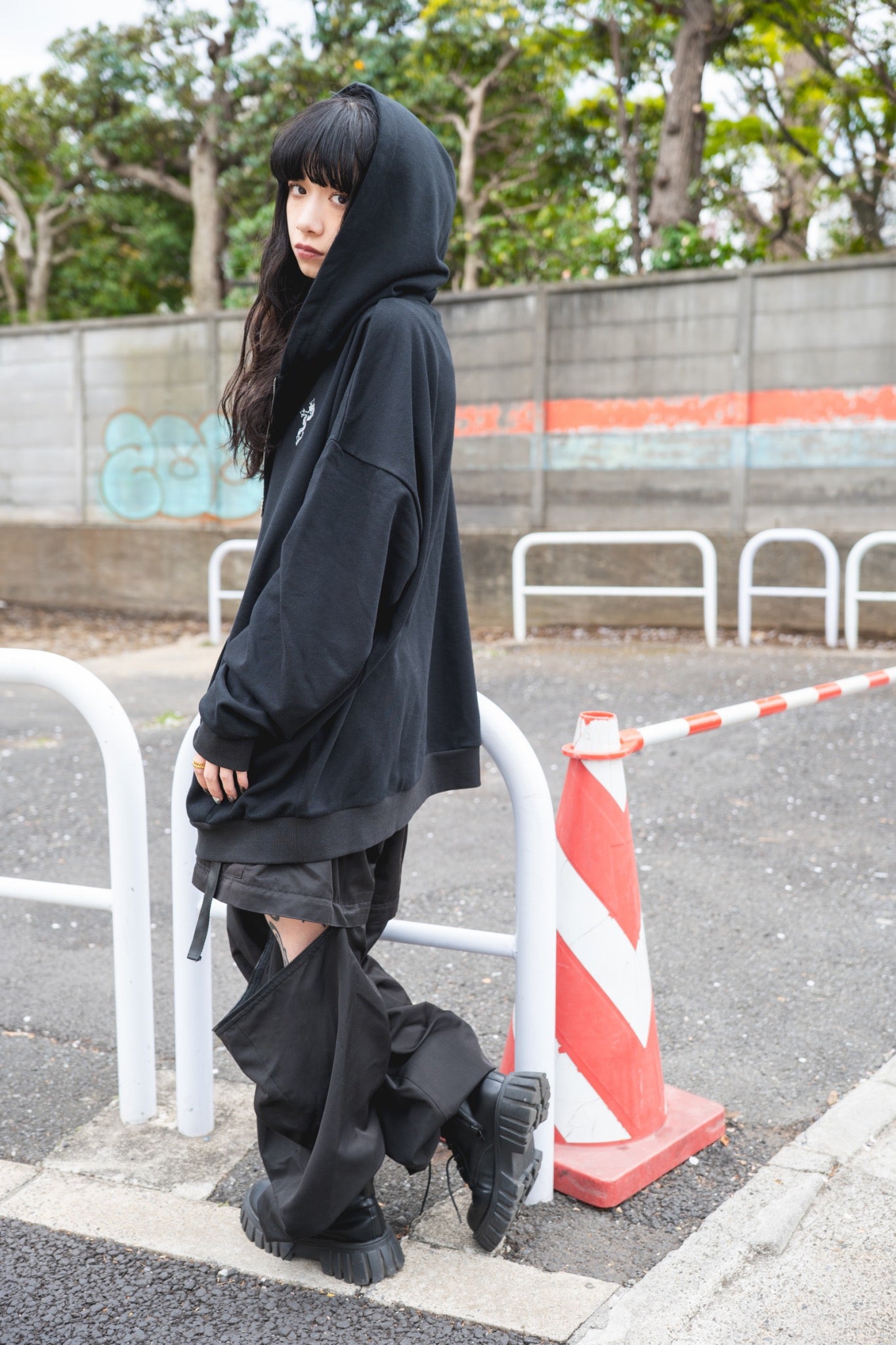 【再販】gibous logo snake cross parker black