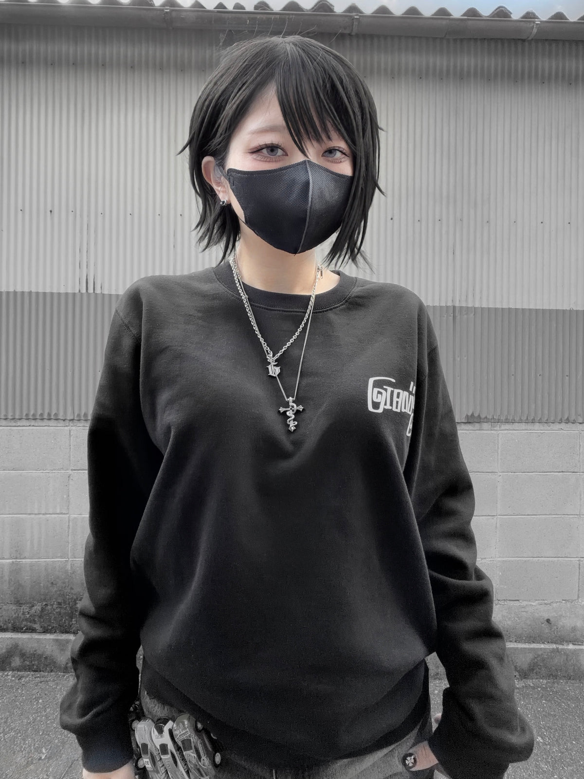 gibous script logo sweat black