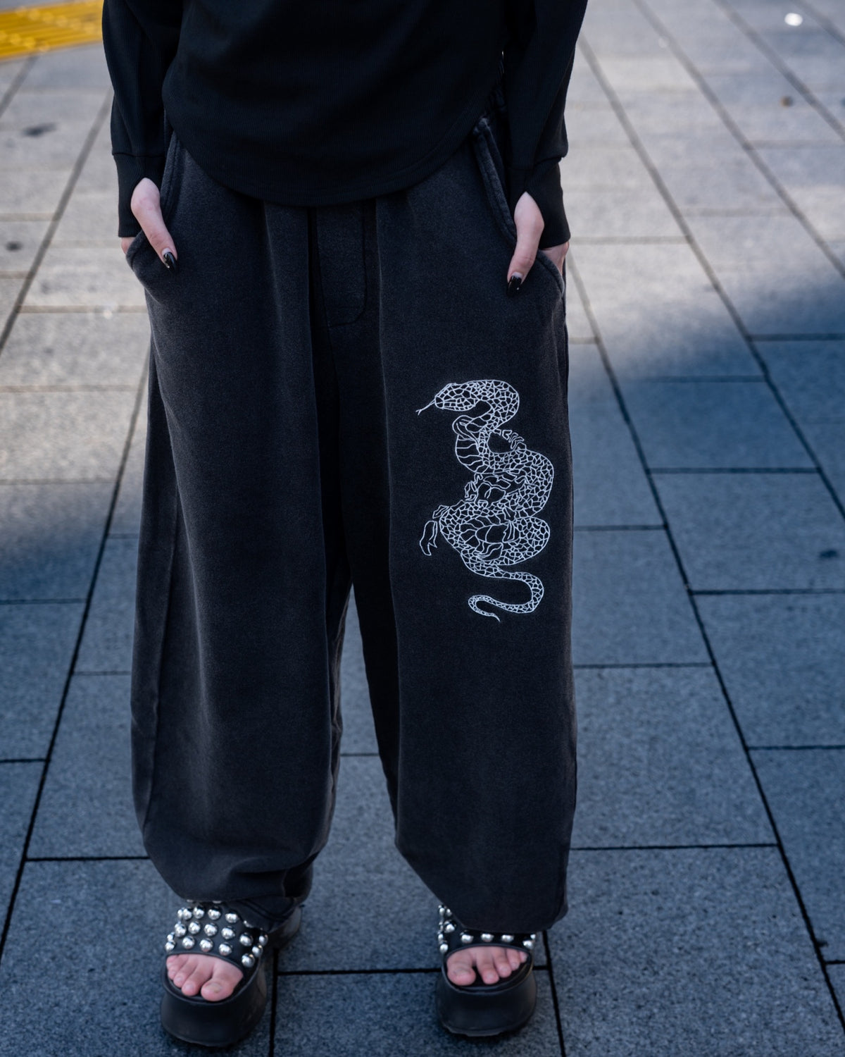 gibous snake scorpion sweat pants powder black