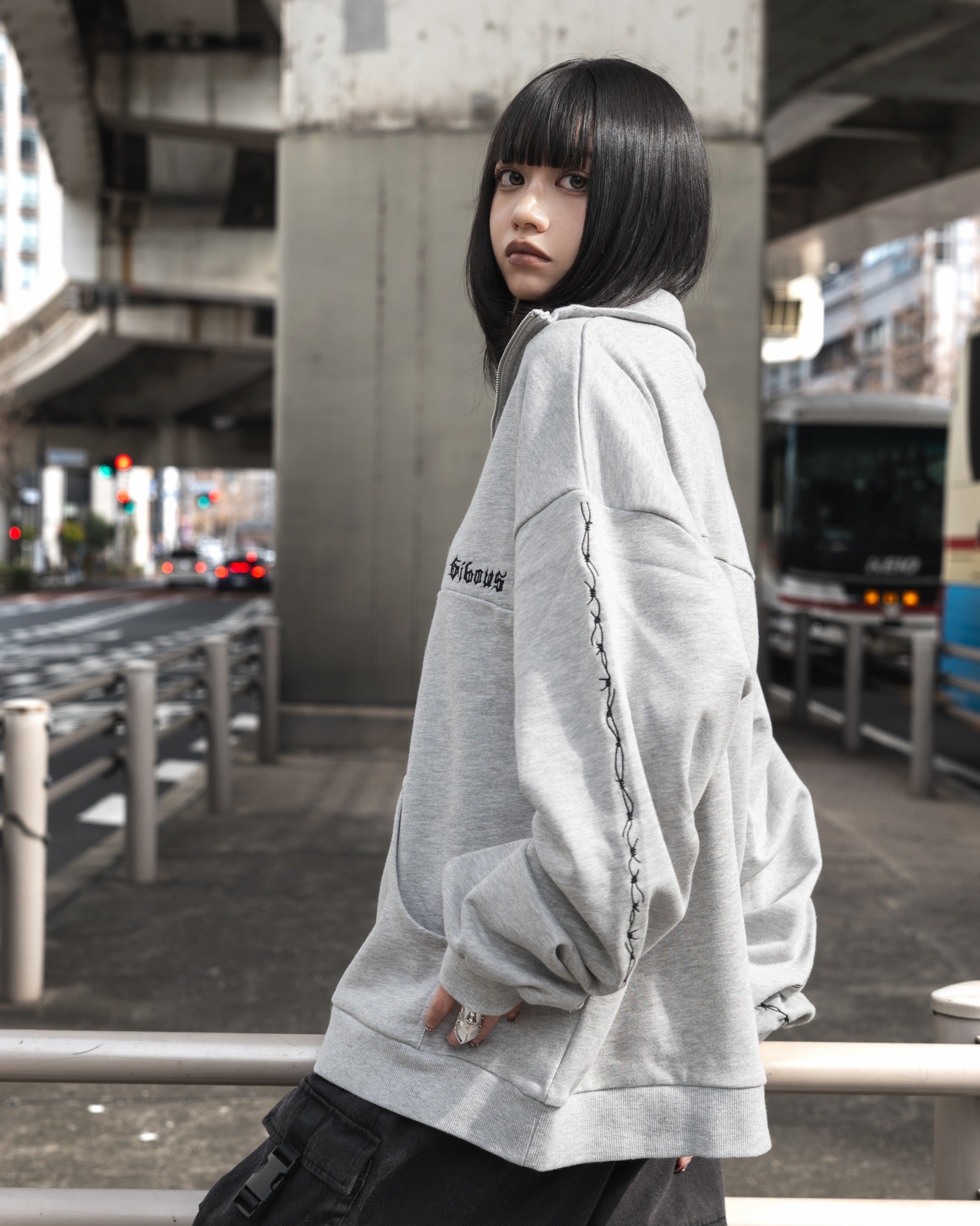 gibous barbed wire halfzip sweat gray