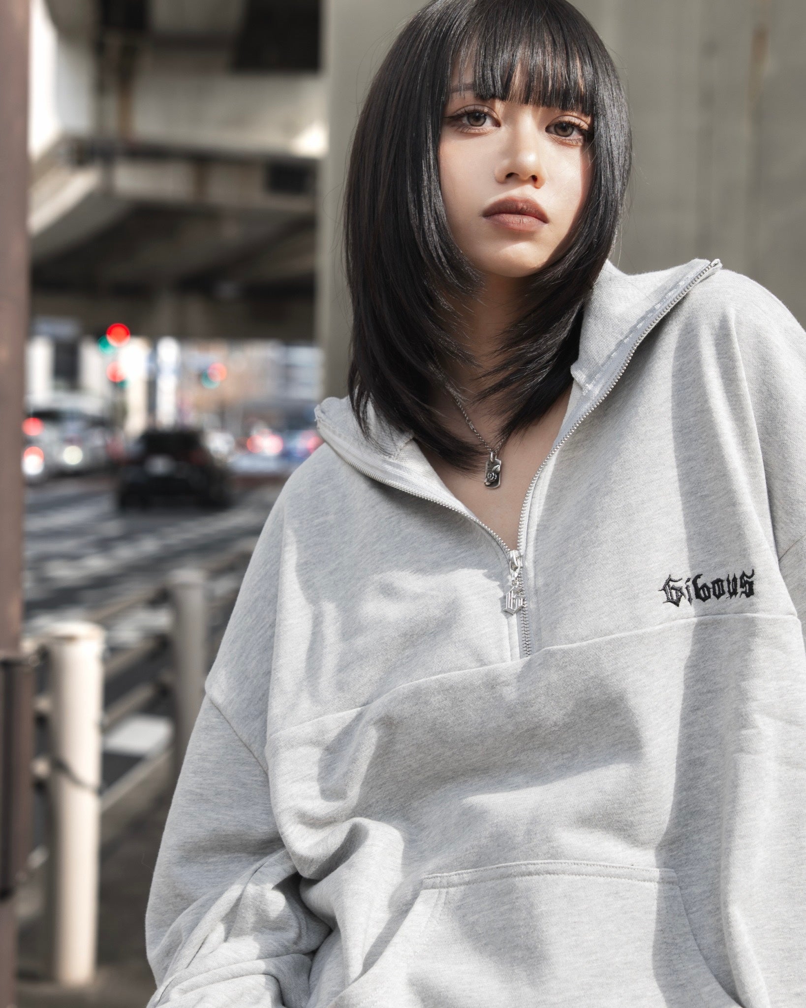 gibous barbed wire halfzip sweat gray