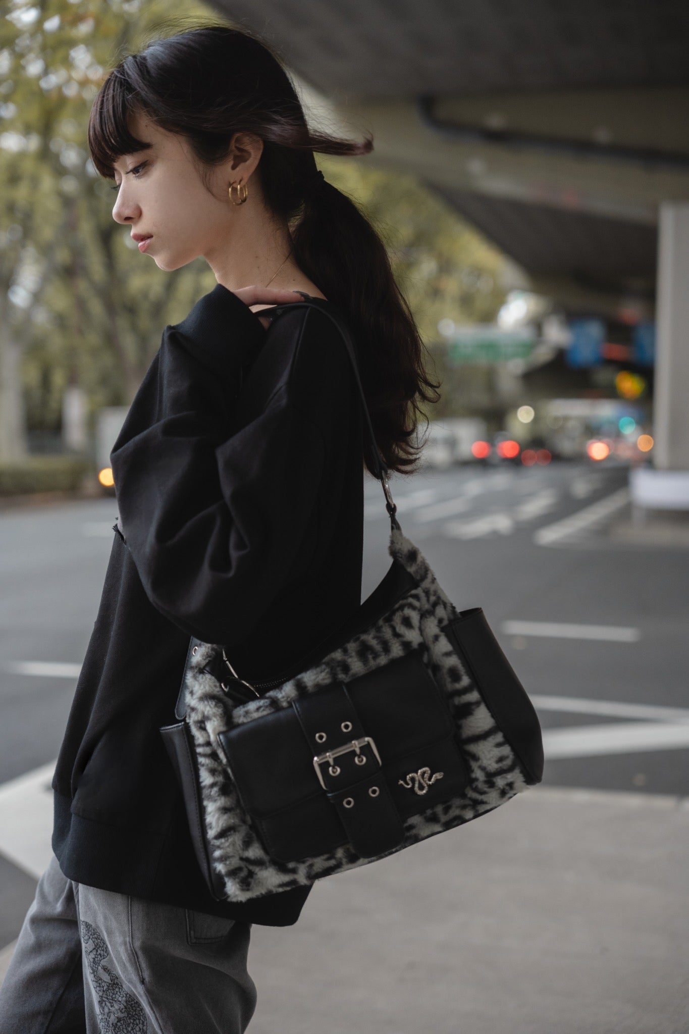 gibous snake bone belt fur leopard shoulder bag