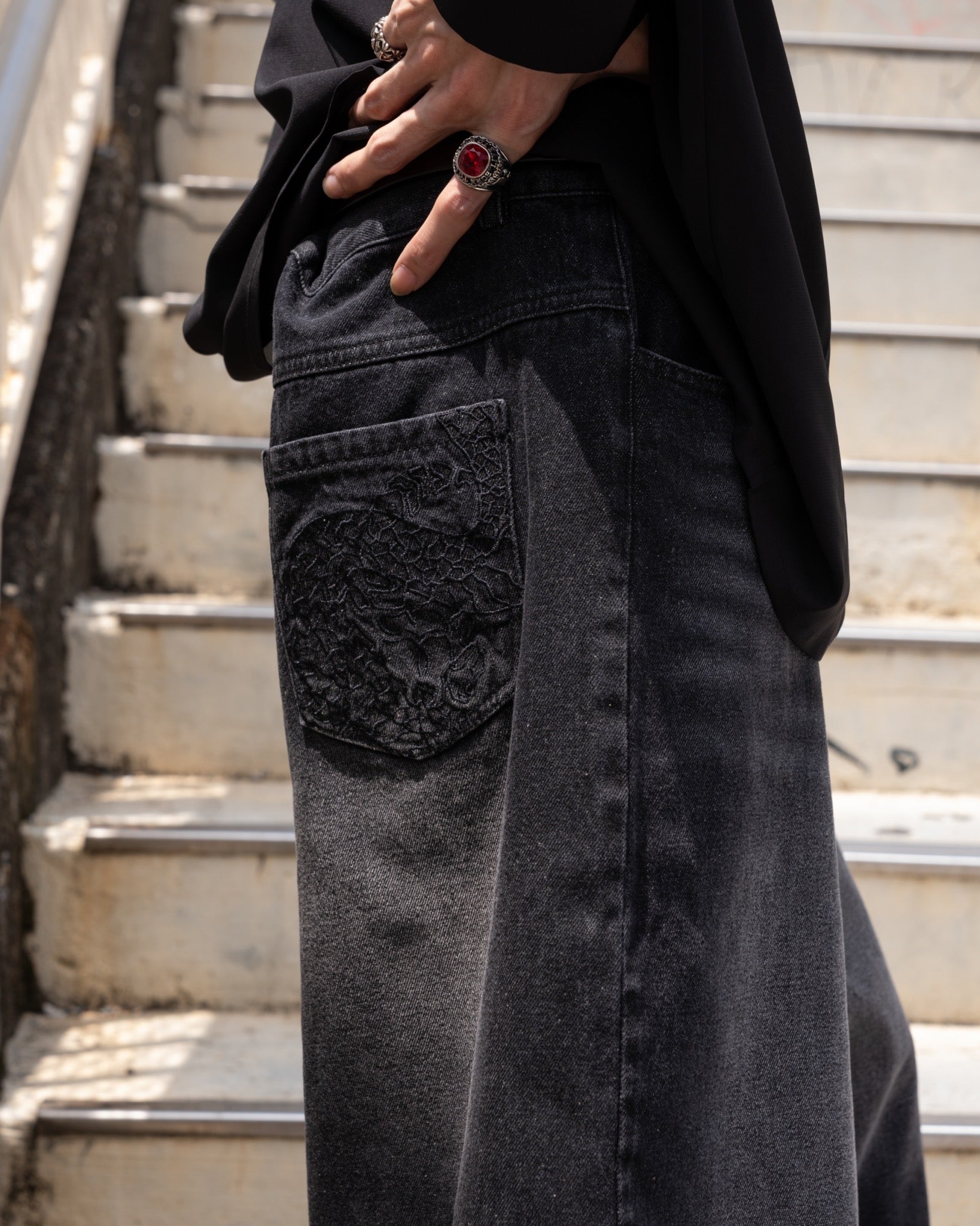 gibous snake scorpion half denim pants