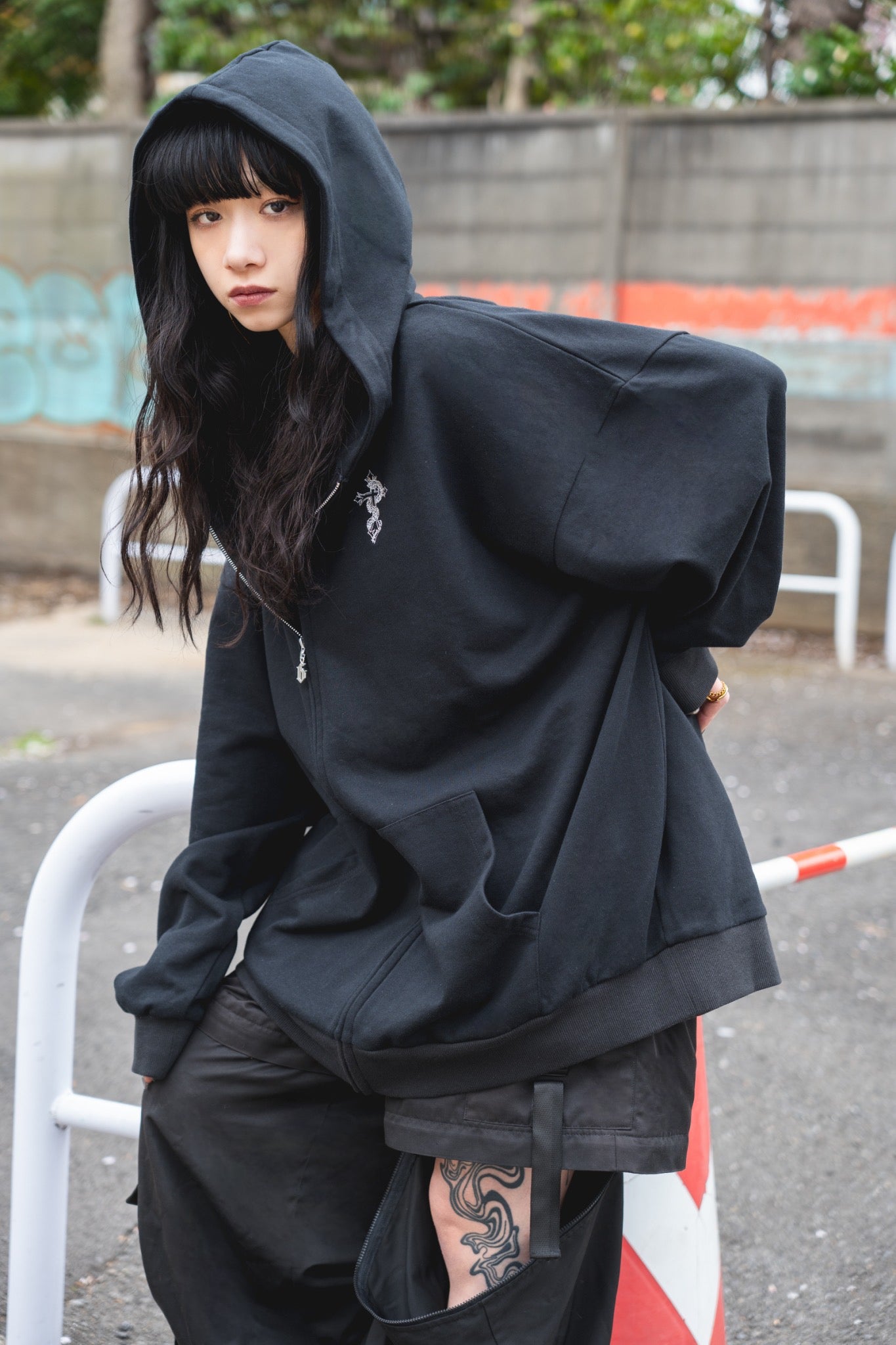 【再販】gibous logo snake cross parker black