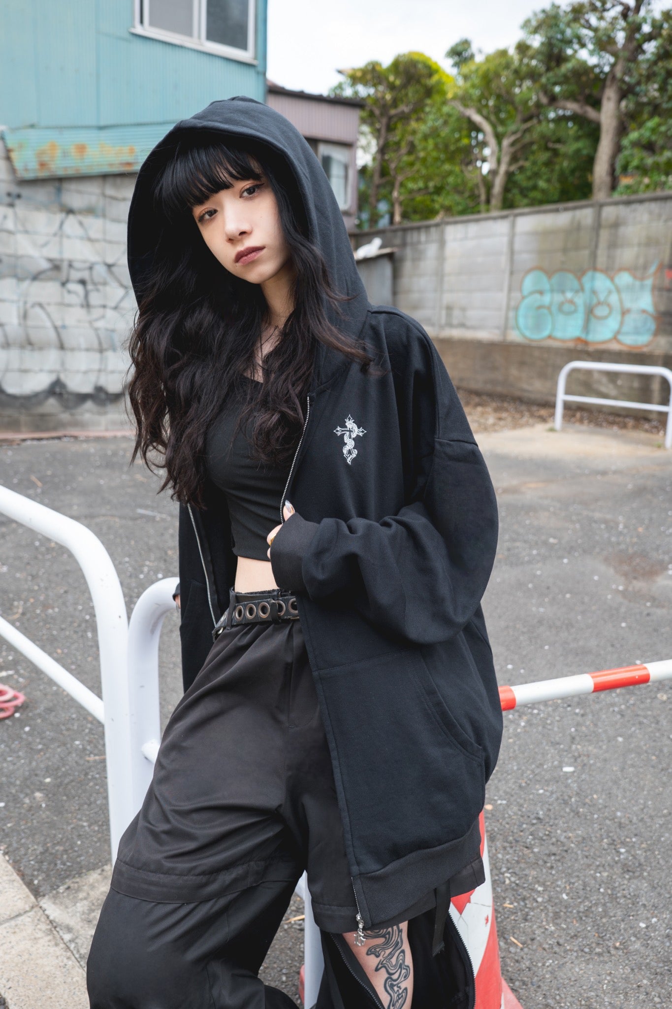 【再販】gibous logo snake cross parker black