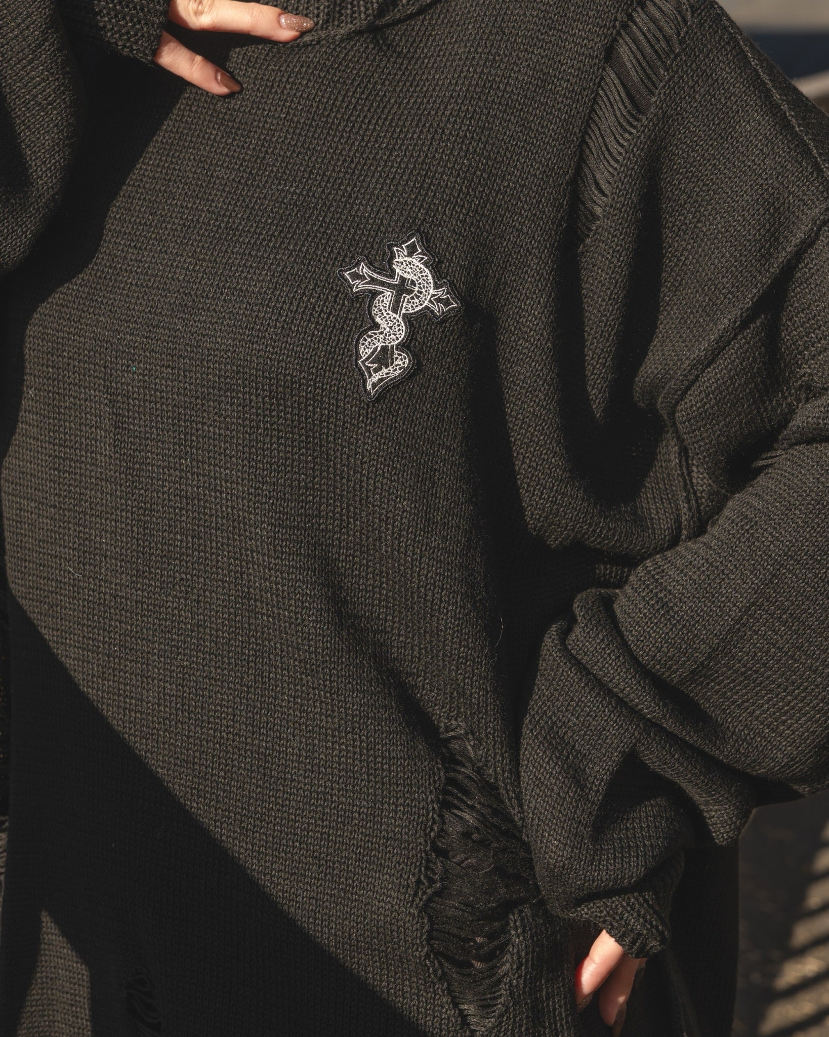 gibous snake cross wappen damage knit black
