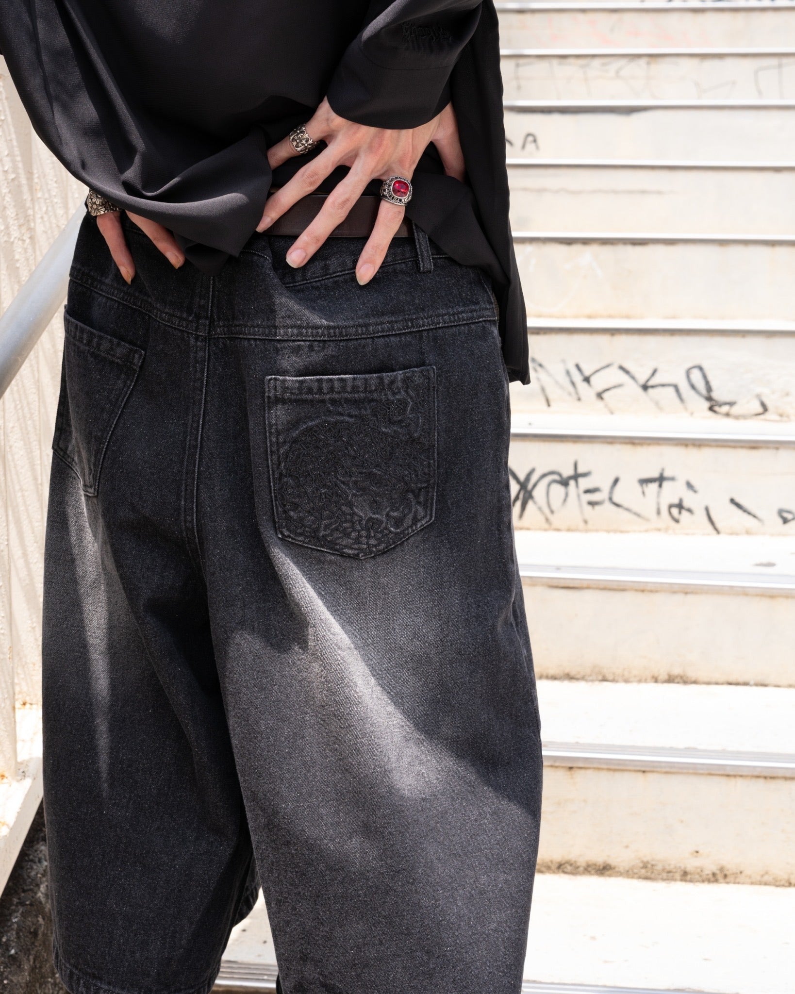 gibous snake scorpion half denim pants