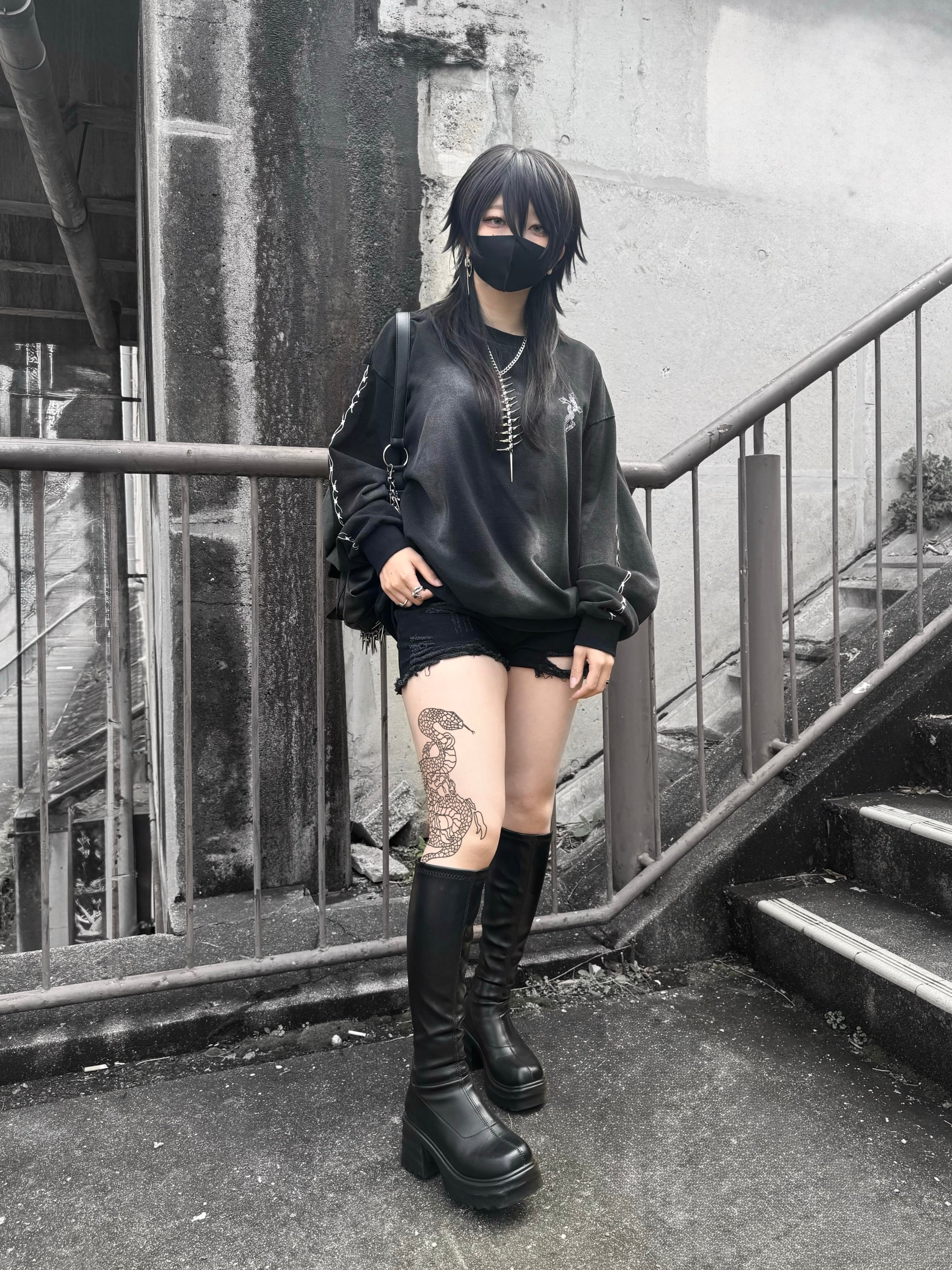 再販】gibous wash damage snake cross trainer