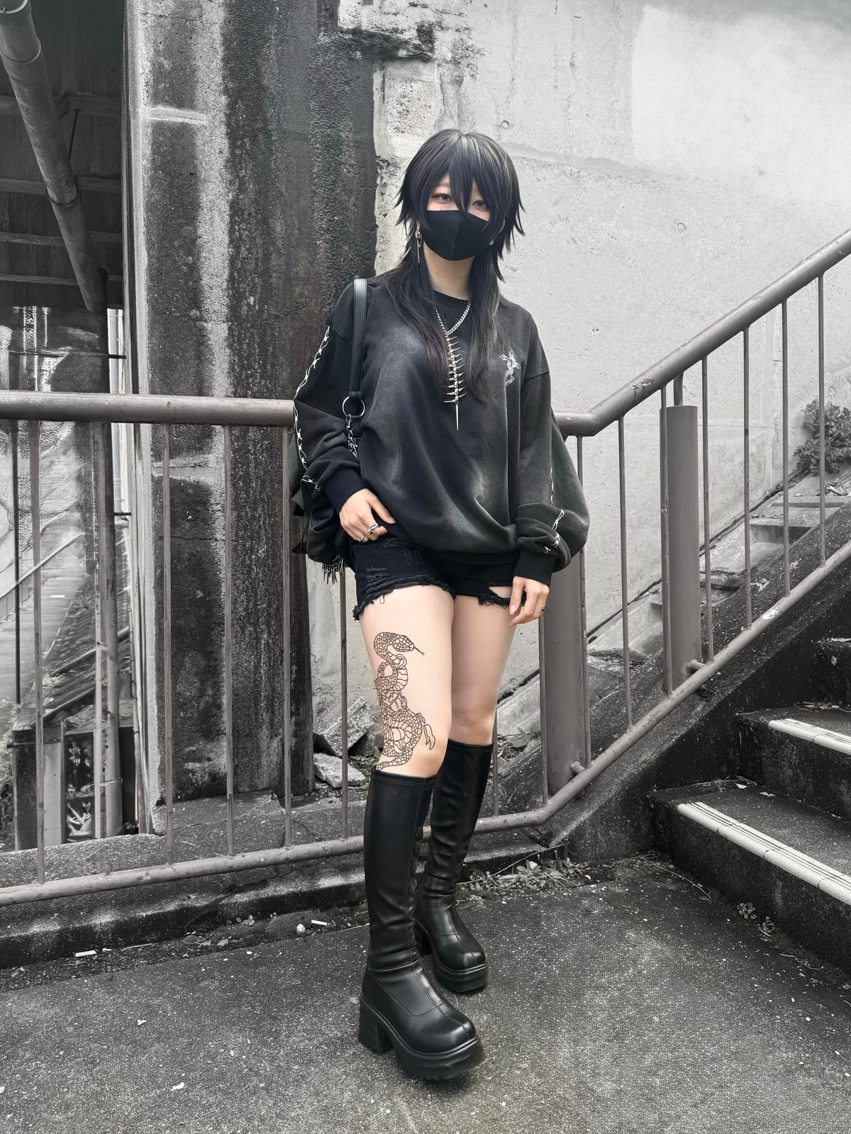 再販】gibous wash damage snake cross trainer
