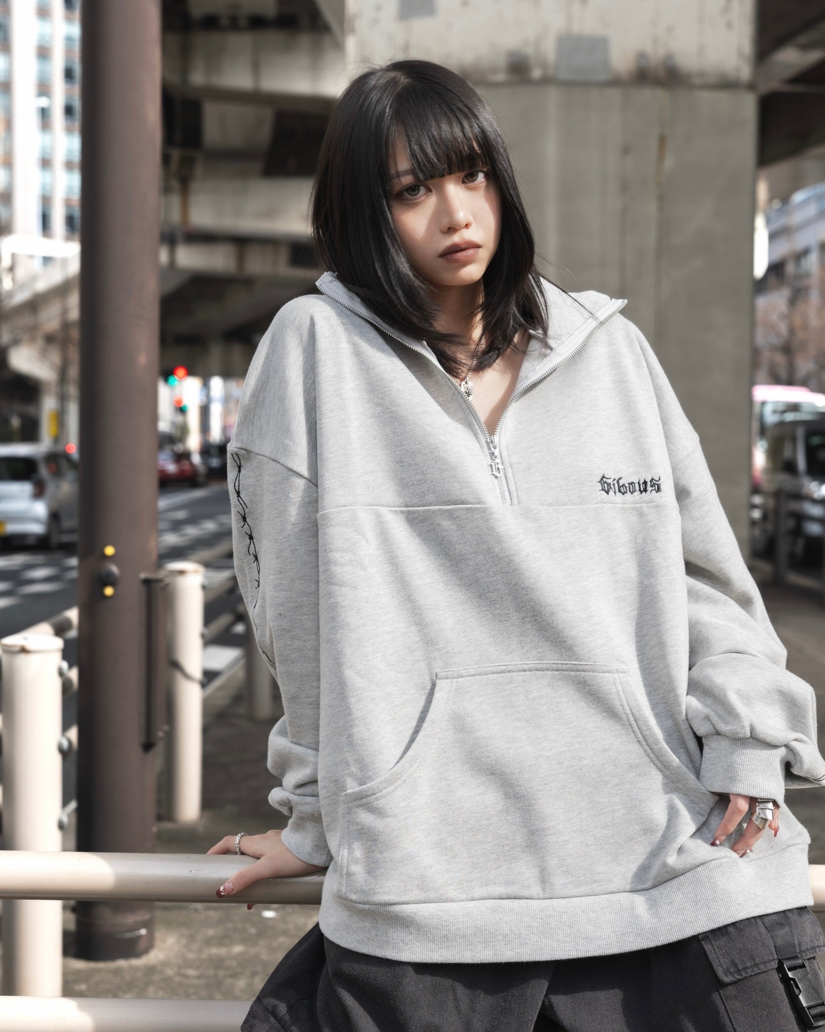 gibous barbed wire halfzip sweat gray