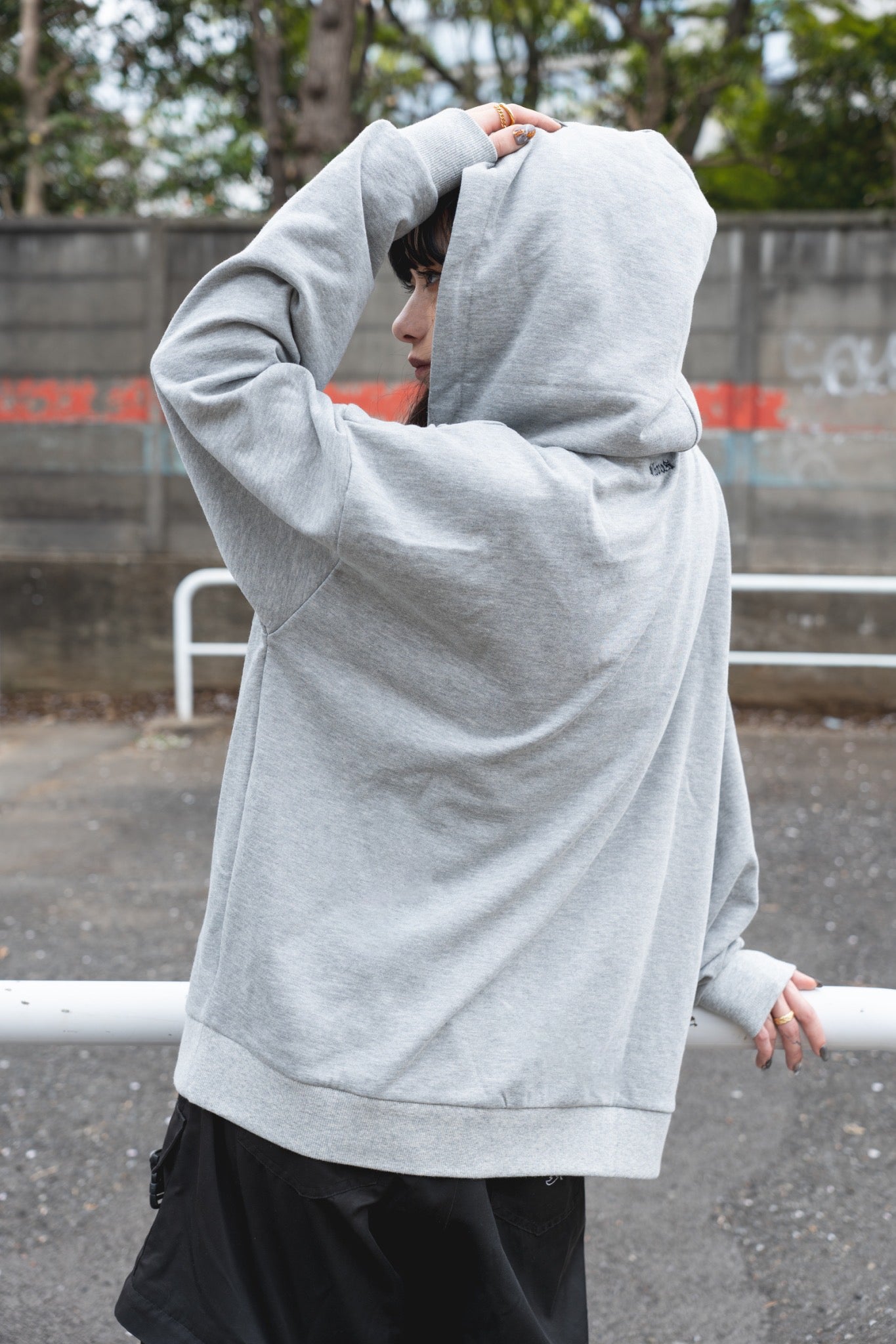 gibous logo snake cross parker gray