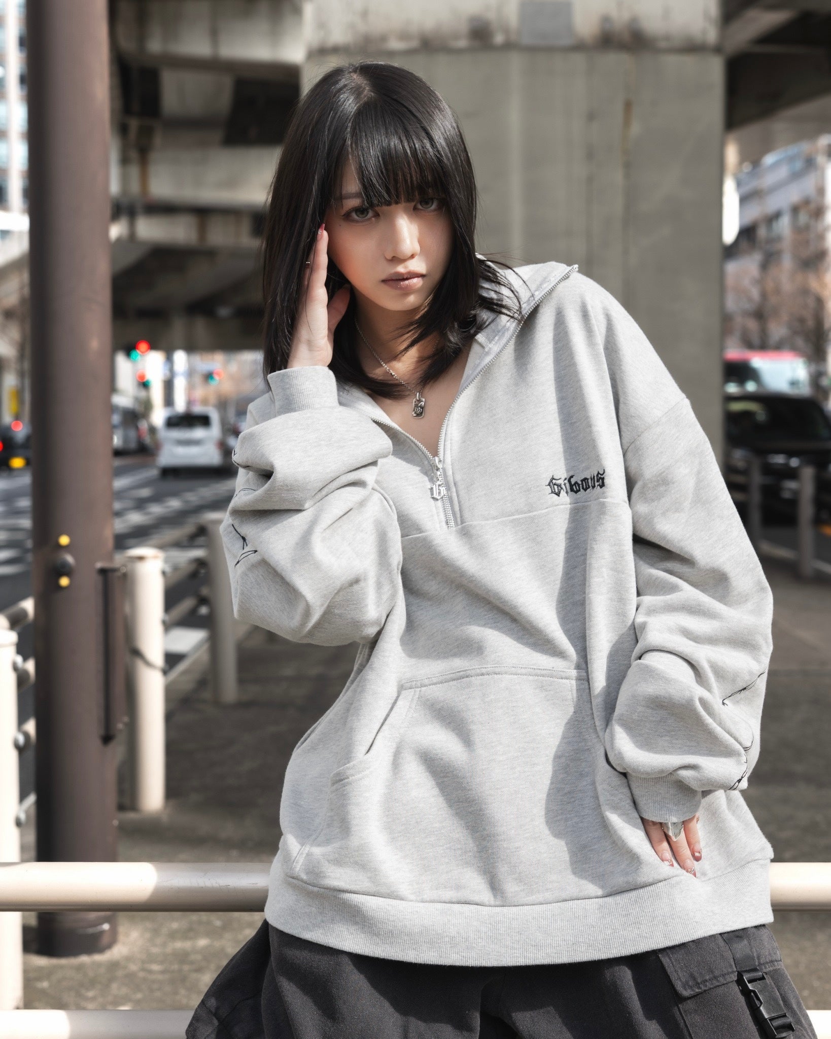 gibous barbed wire halfzip sweat gray