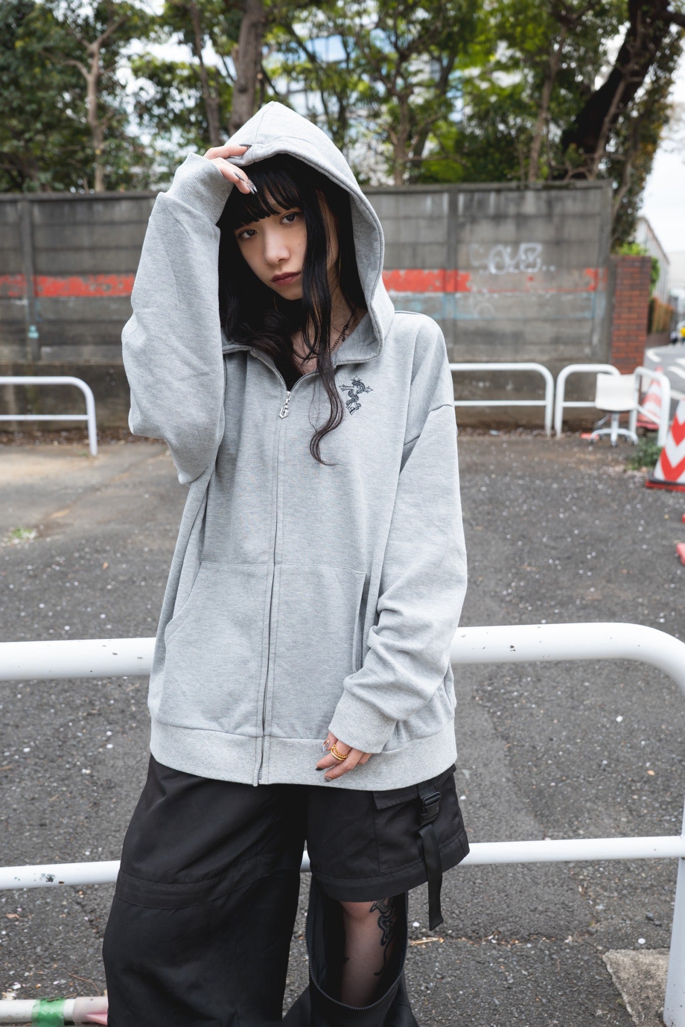 gibous logo snake cross parker gray