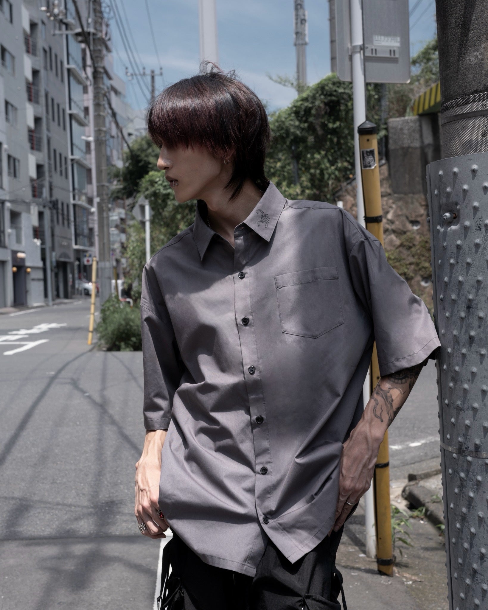 gibous scorpion short sleeve shirt creamgray