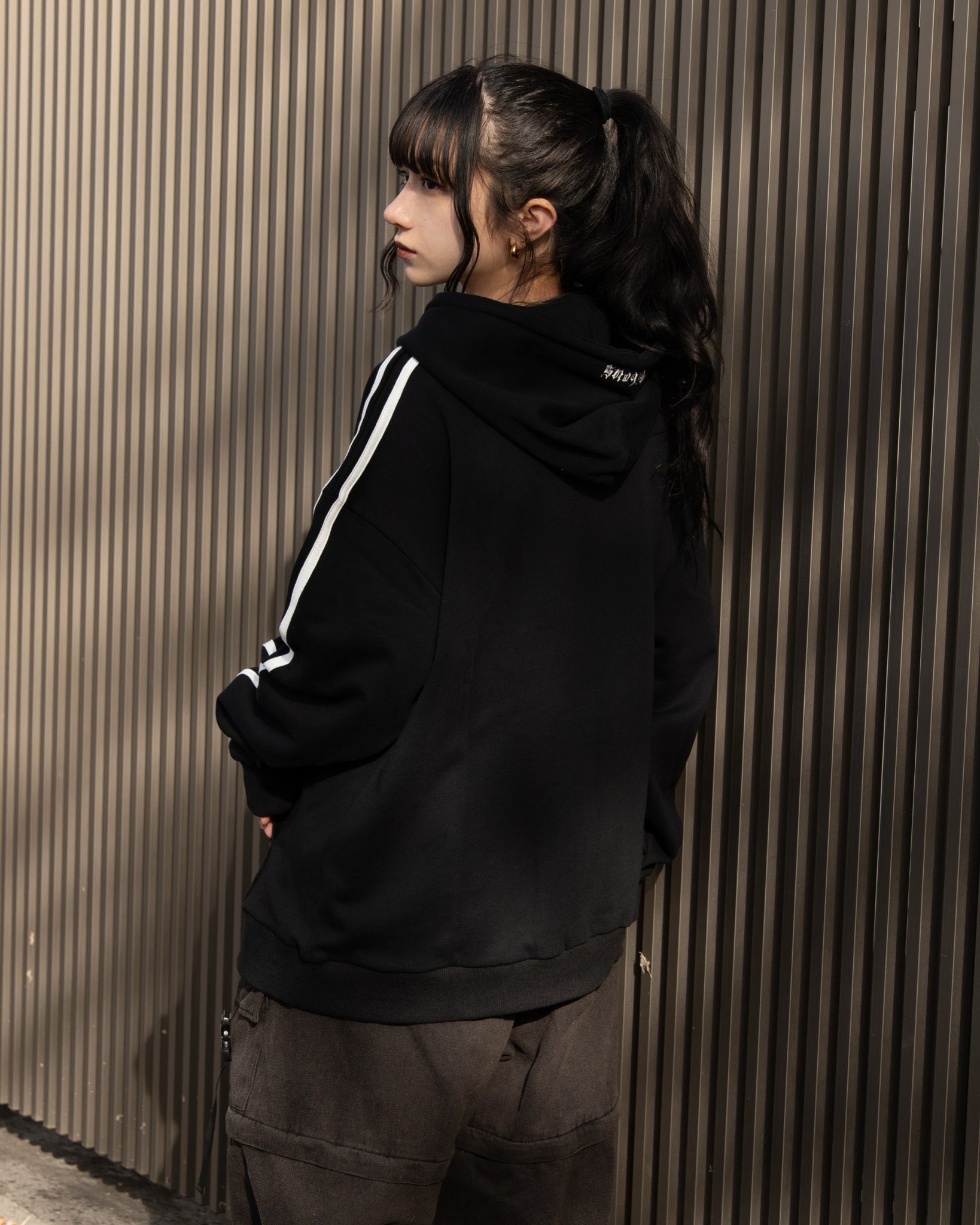 gibous velour numbering dark vneck sweatshirt black