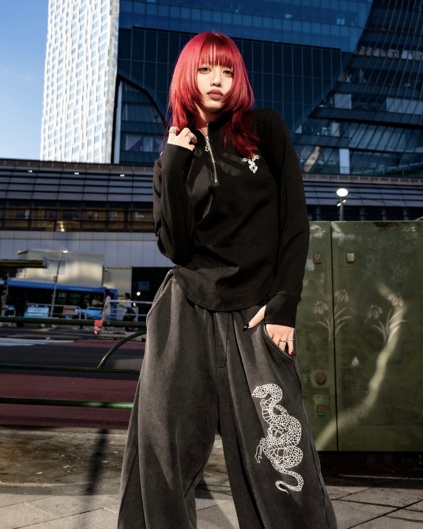 gibous snake scorpion sweat pants powder black