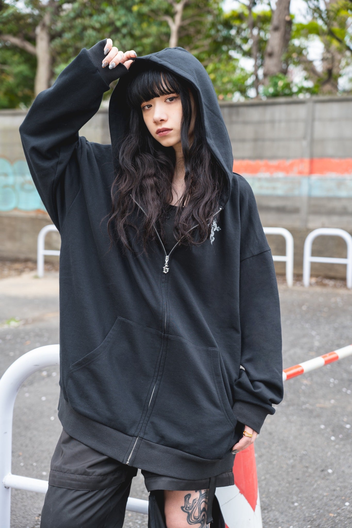 【再販】gibous logo snake cross parker black