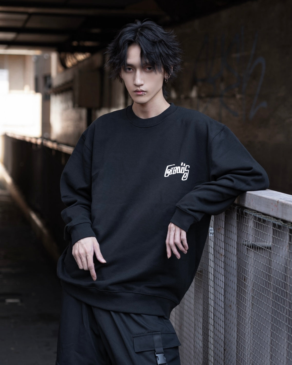 gibous script logo sweat black