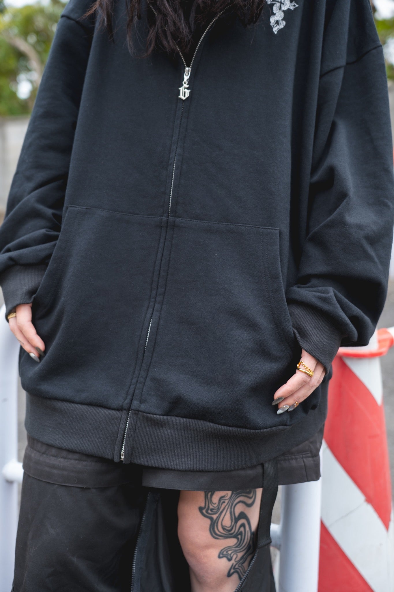 【再販】gibous logo snake cross parker black