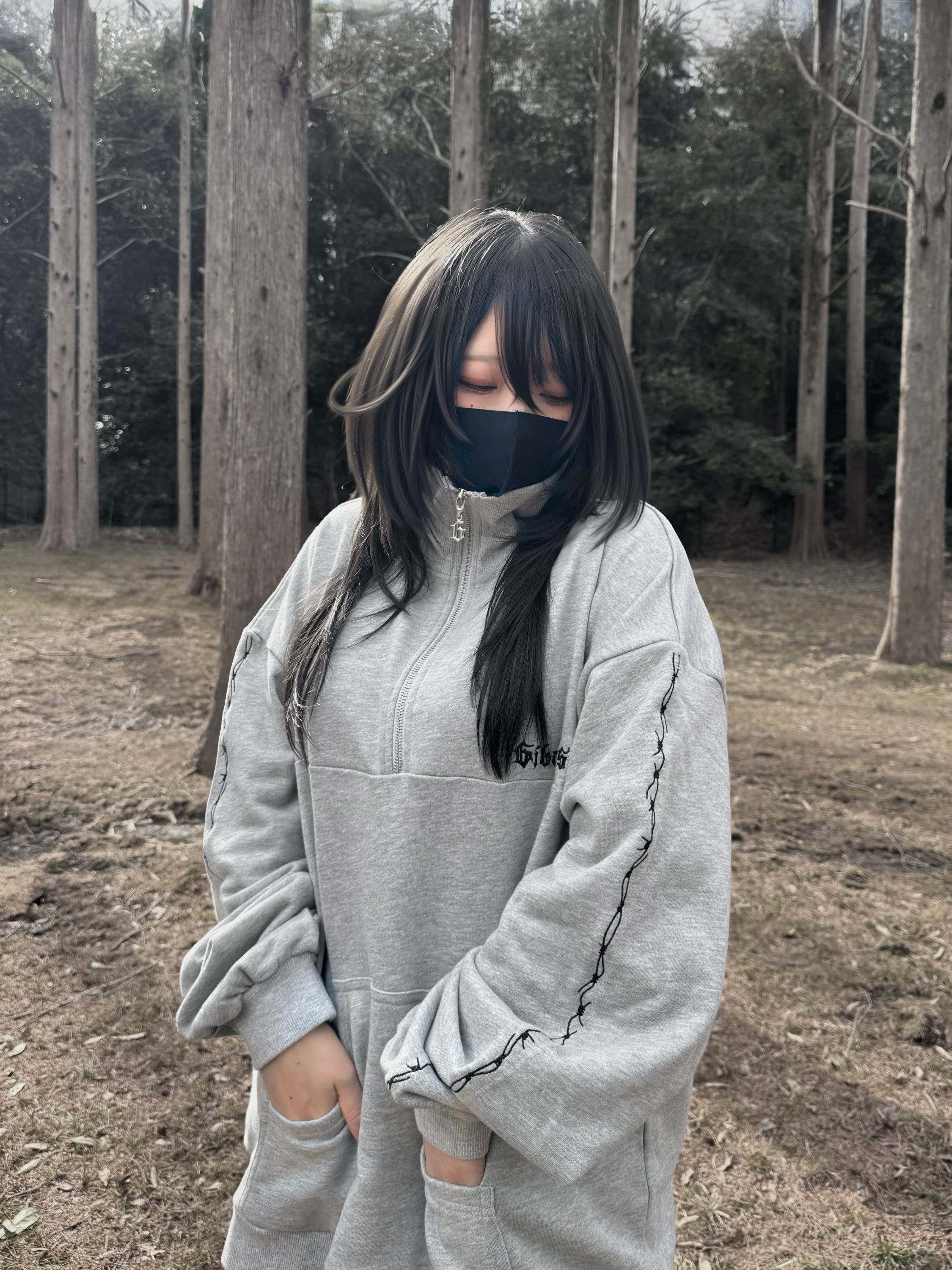 gibous barbed wire halfzip sweat gray