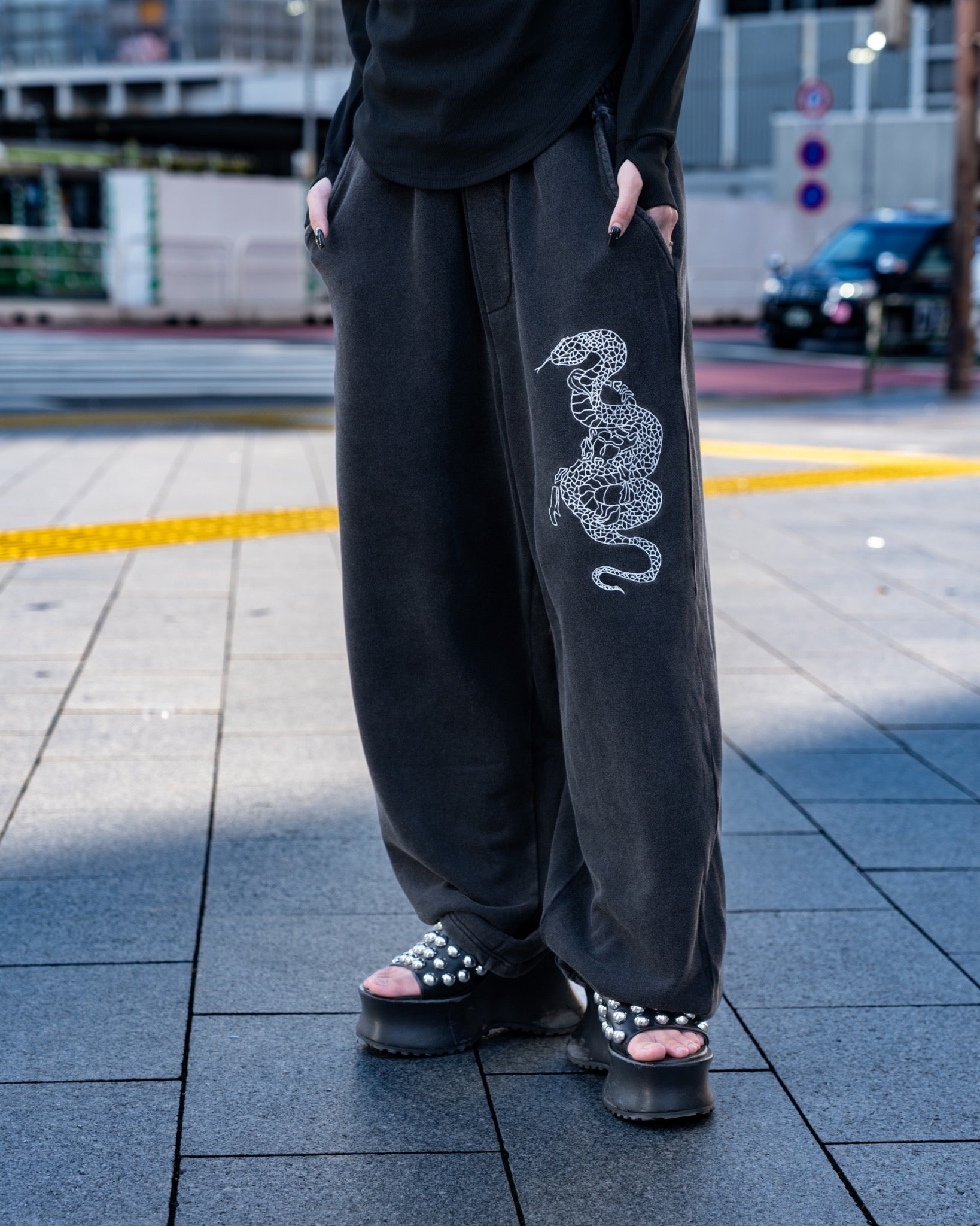 gibous snake scorpion sweat pants powder black