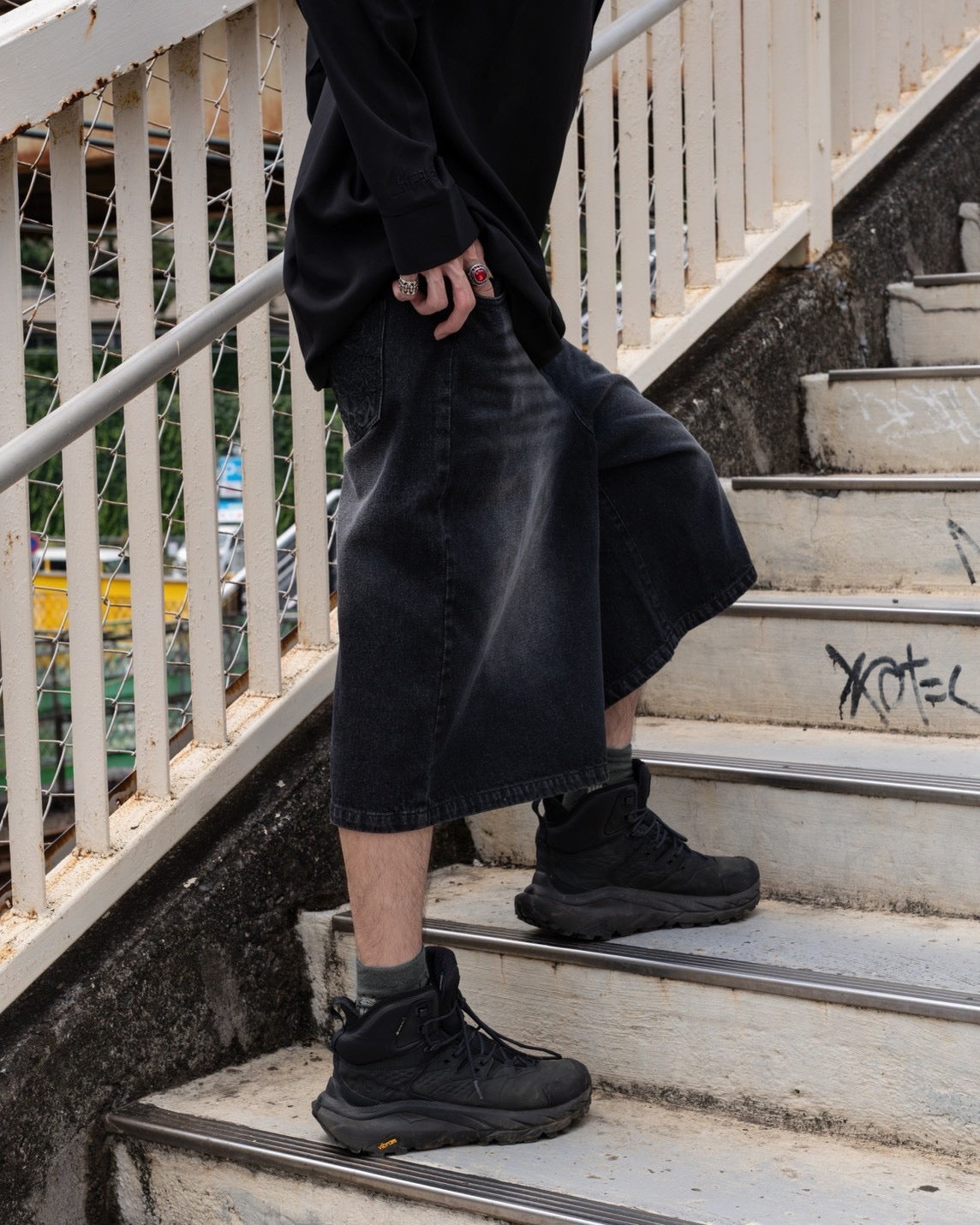 gibous snake scorpion half denim pants