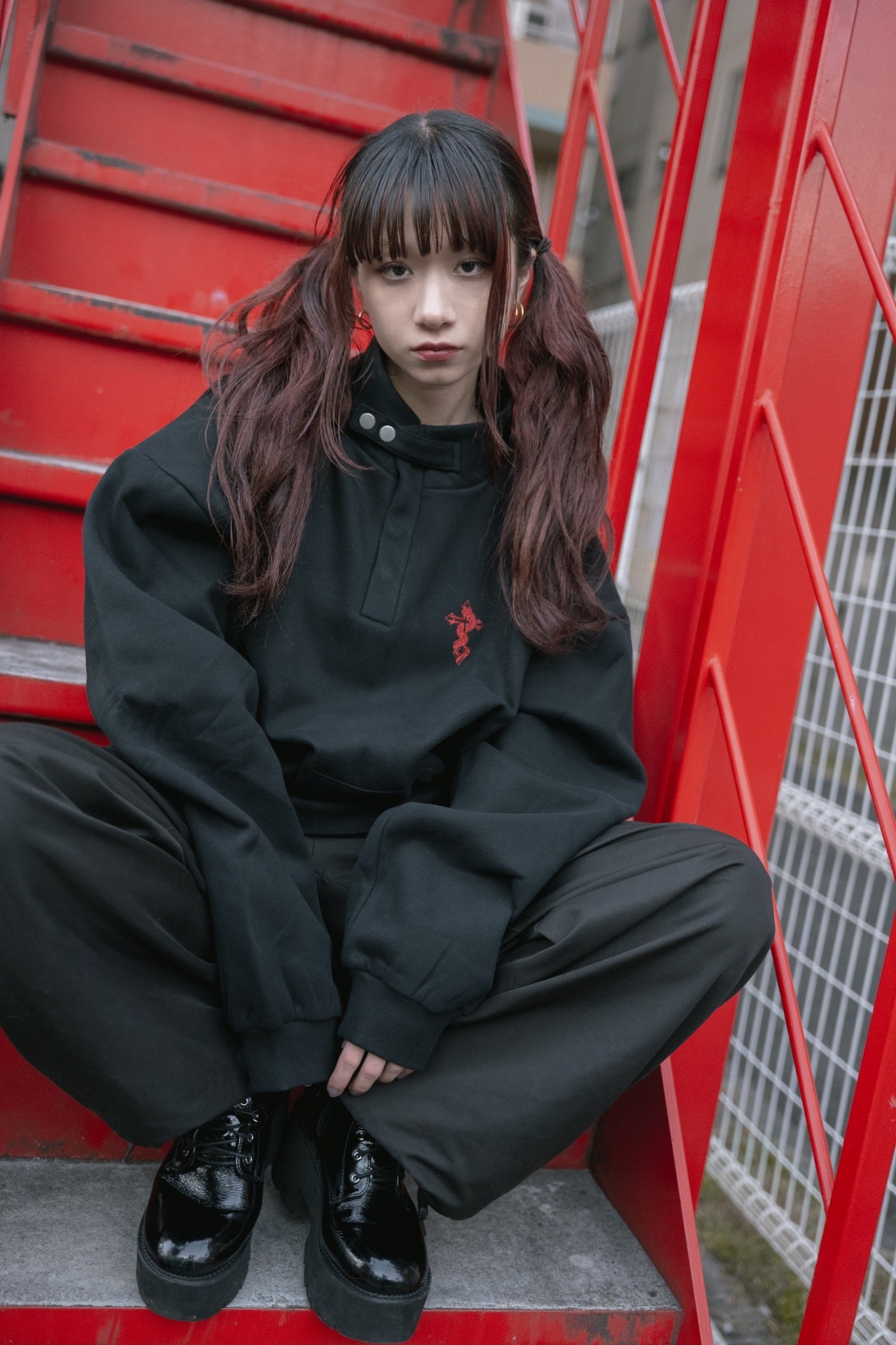 gibous button neck brushed lining sweatshirt black