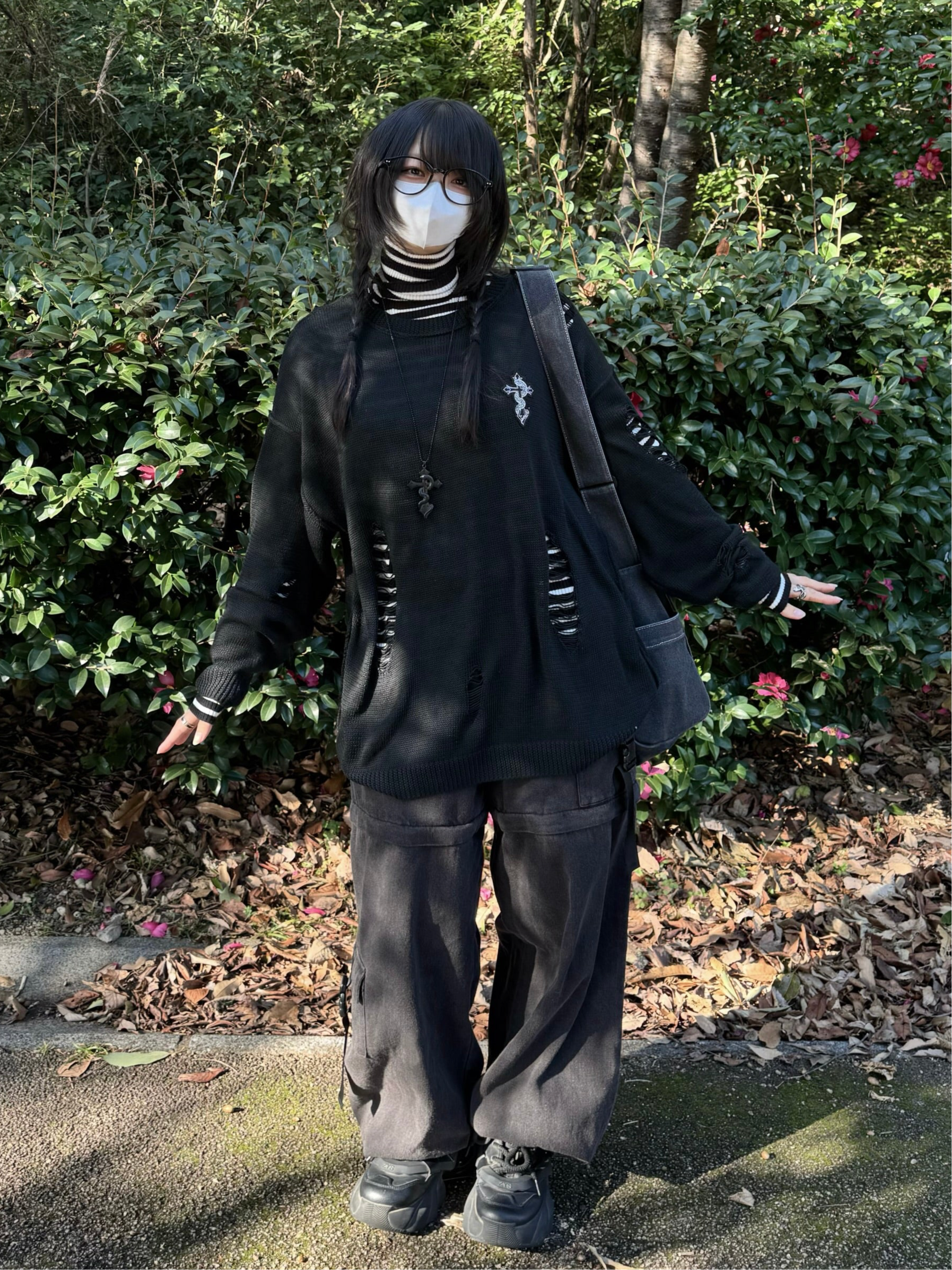 gibous snake cross wappen damage knit black