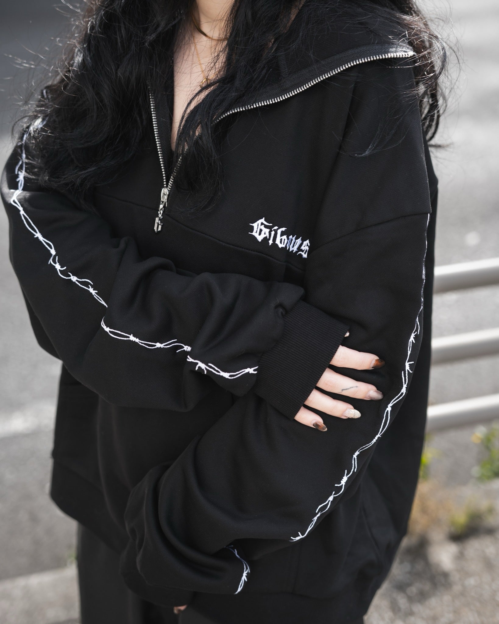 gibous barbed wire halfzip sweat black