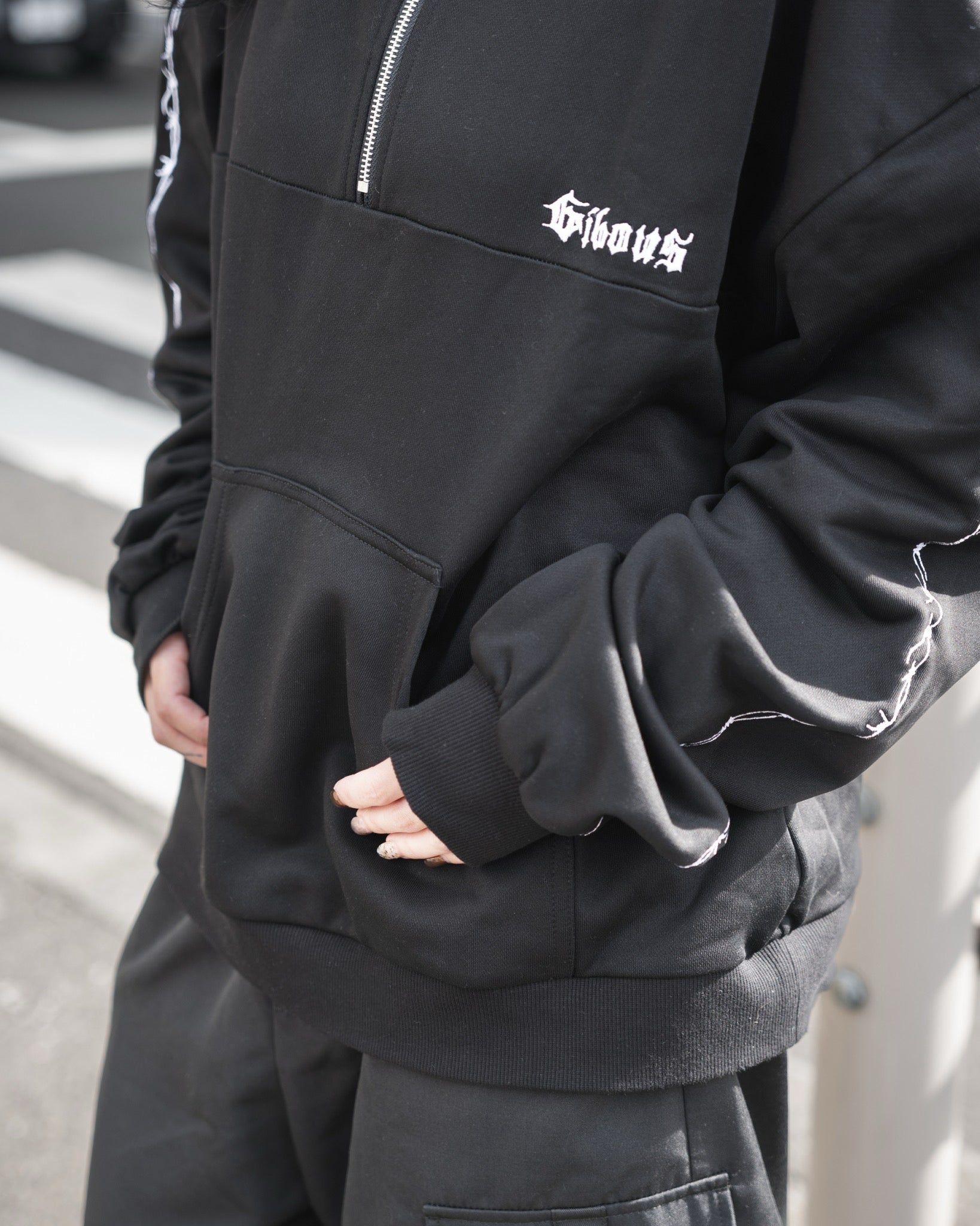 gibous barbed wire halfzip sweat black