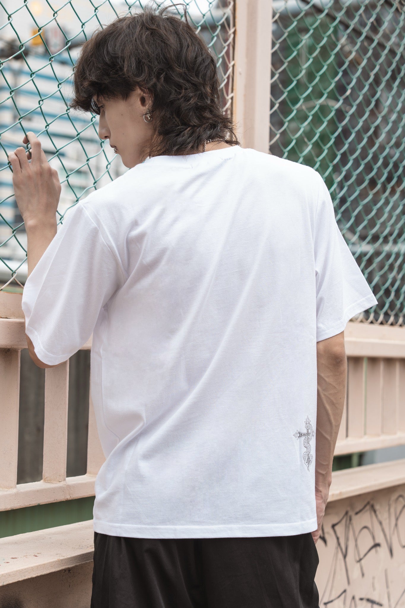 gibous random snake cross t shirt white