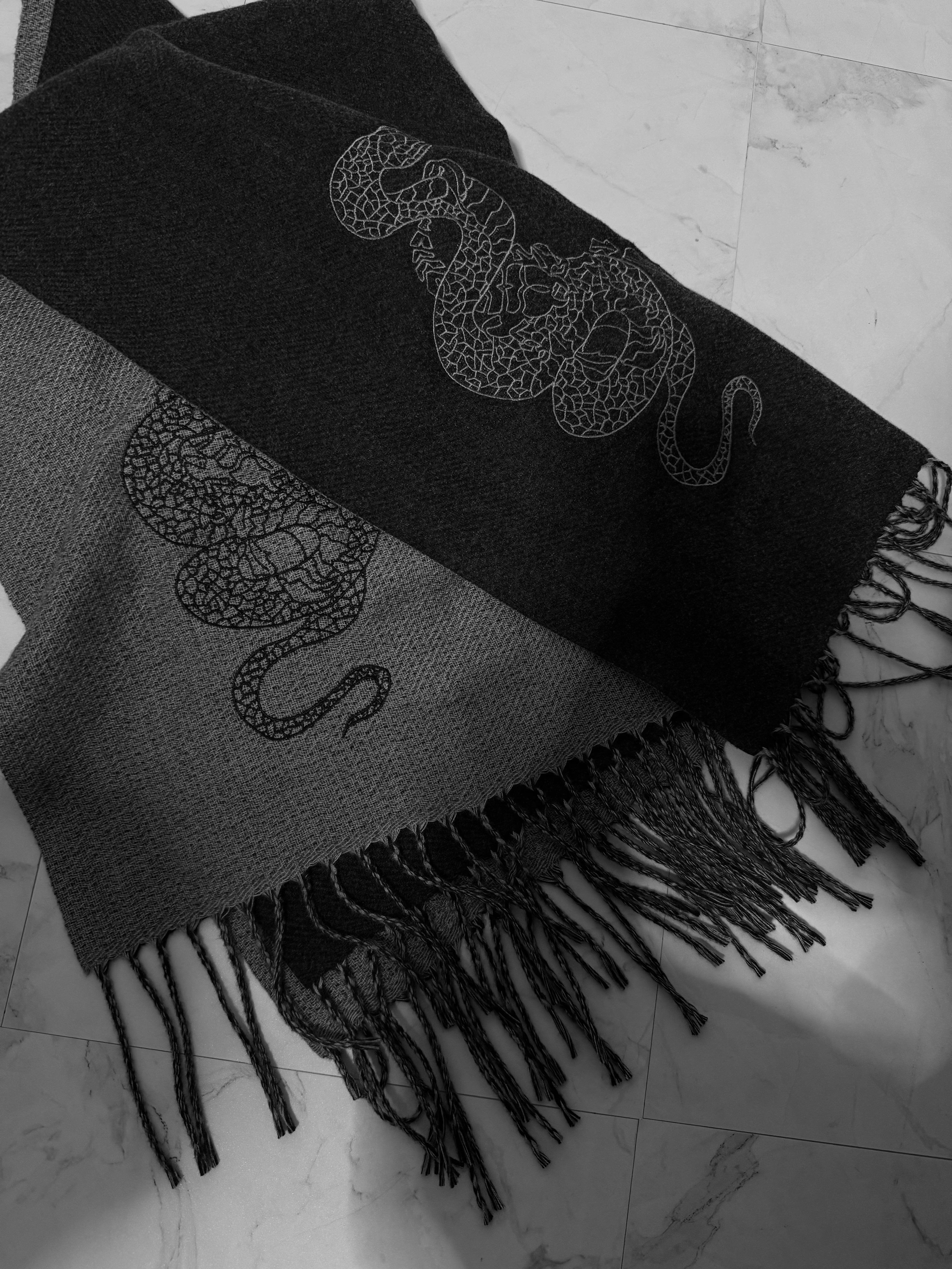 gibous snake scorpion bicolor scarf gray×black