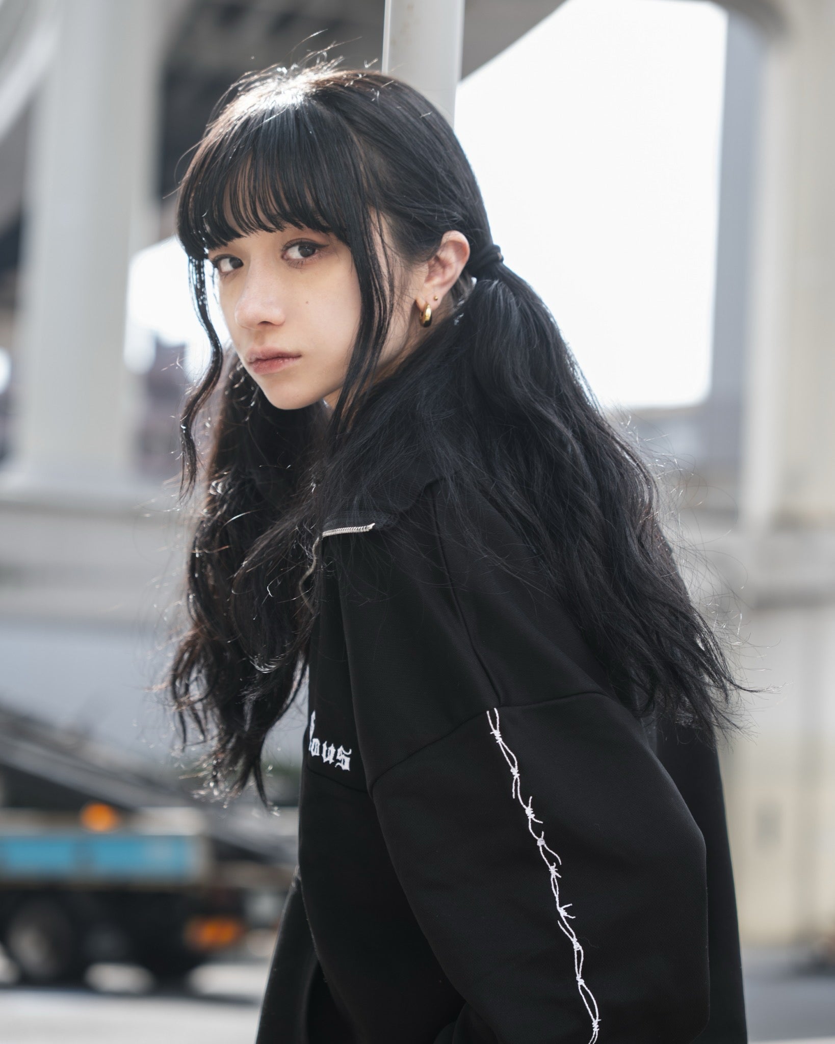 gibous barbed wire halfzip sweat black