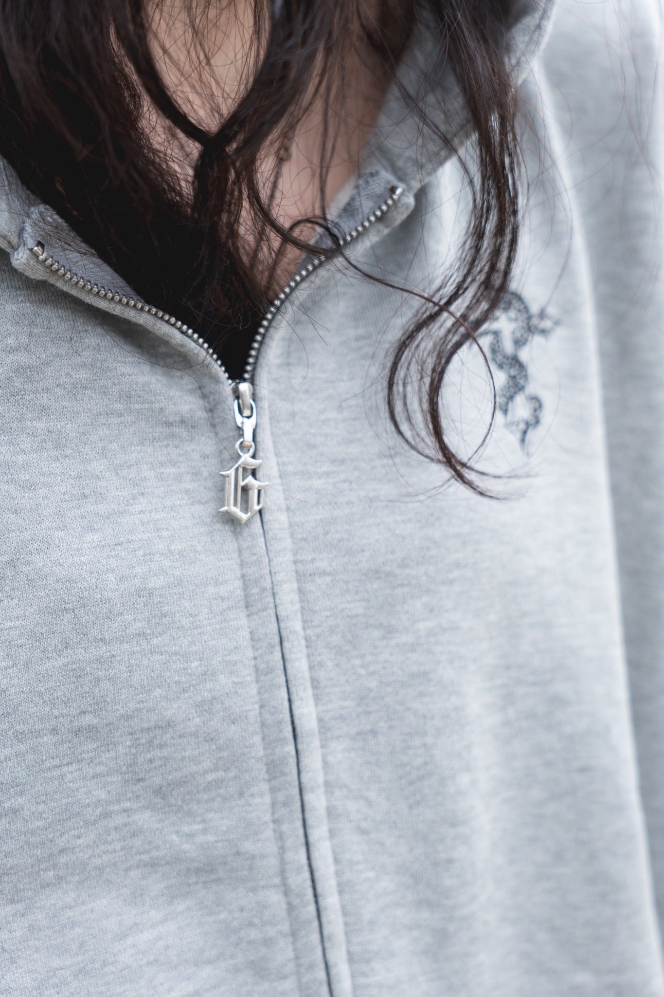 gibous logo snake cross parker gray