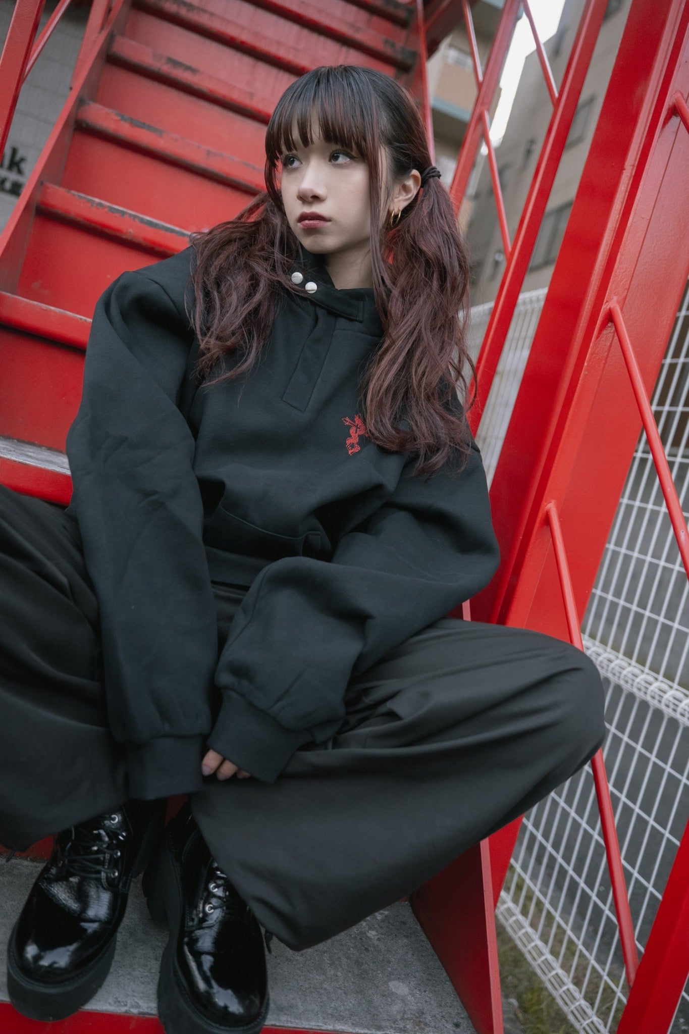 gibous button neck brushed lining sweatshirt black